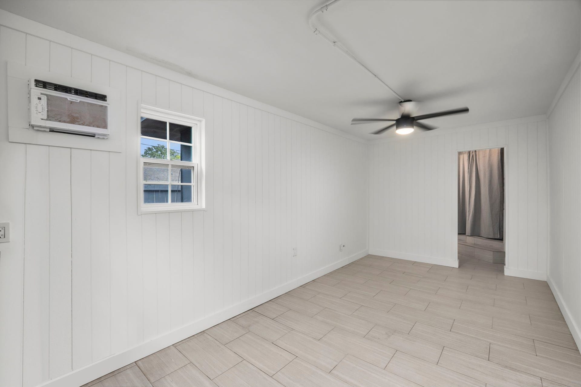 GARAGE APARTMENT/STORAGE ROOM