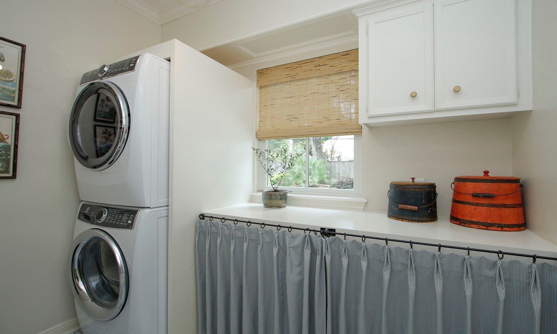 8515 Tranquil Park Drive, Spring, TX 77379 This charming laundry room offers spacious countertop and cabinetry.