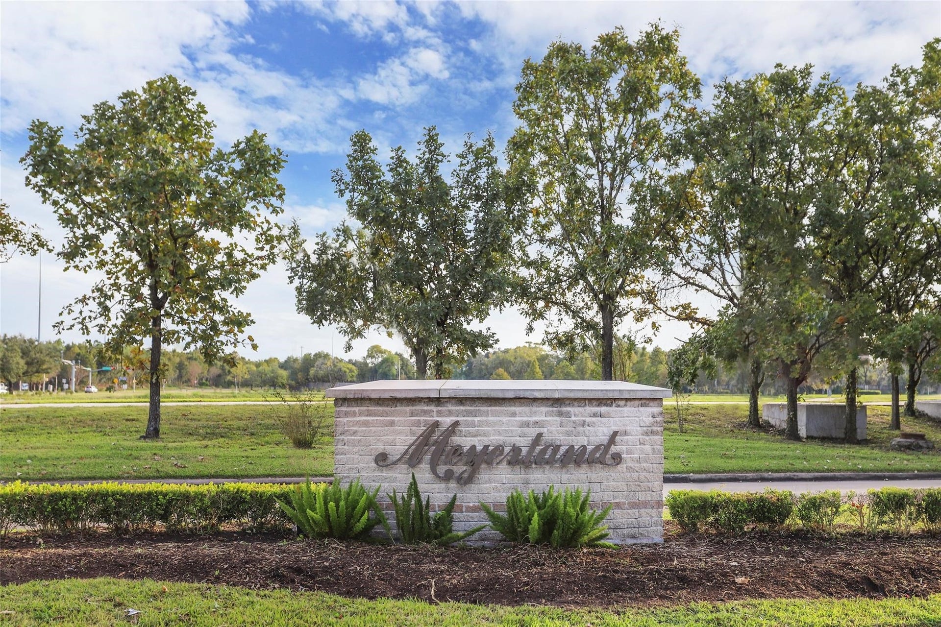 Meyerland is a community situated just south of Bellaire with direct access down Braeswood to the Texas Medical Center and just minutes from the Galleria and Downtown.