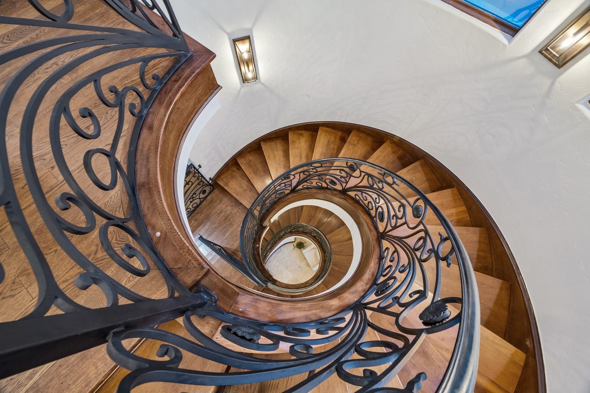 6 N Fazio Way, Spring, TX 77389 Beautiful architectural detailing throughout home.