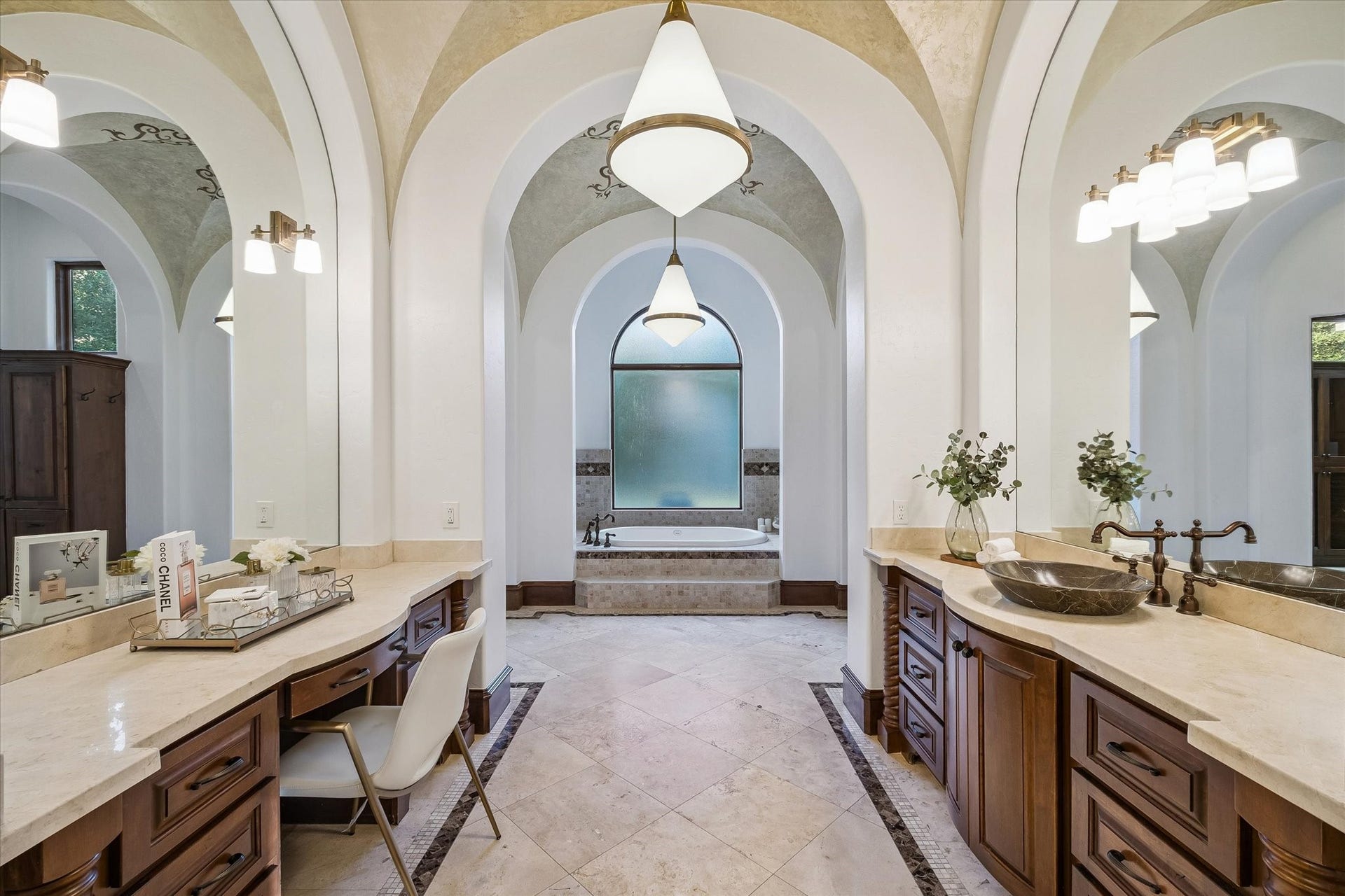 6 N Fazio Way, Spring, TX 77389 Primary bath with dual vanities, soaking tub and separate shower.