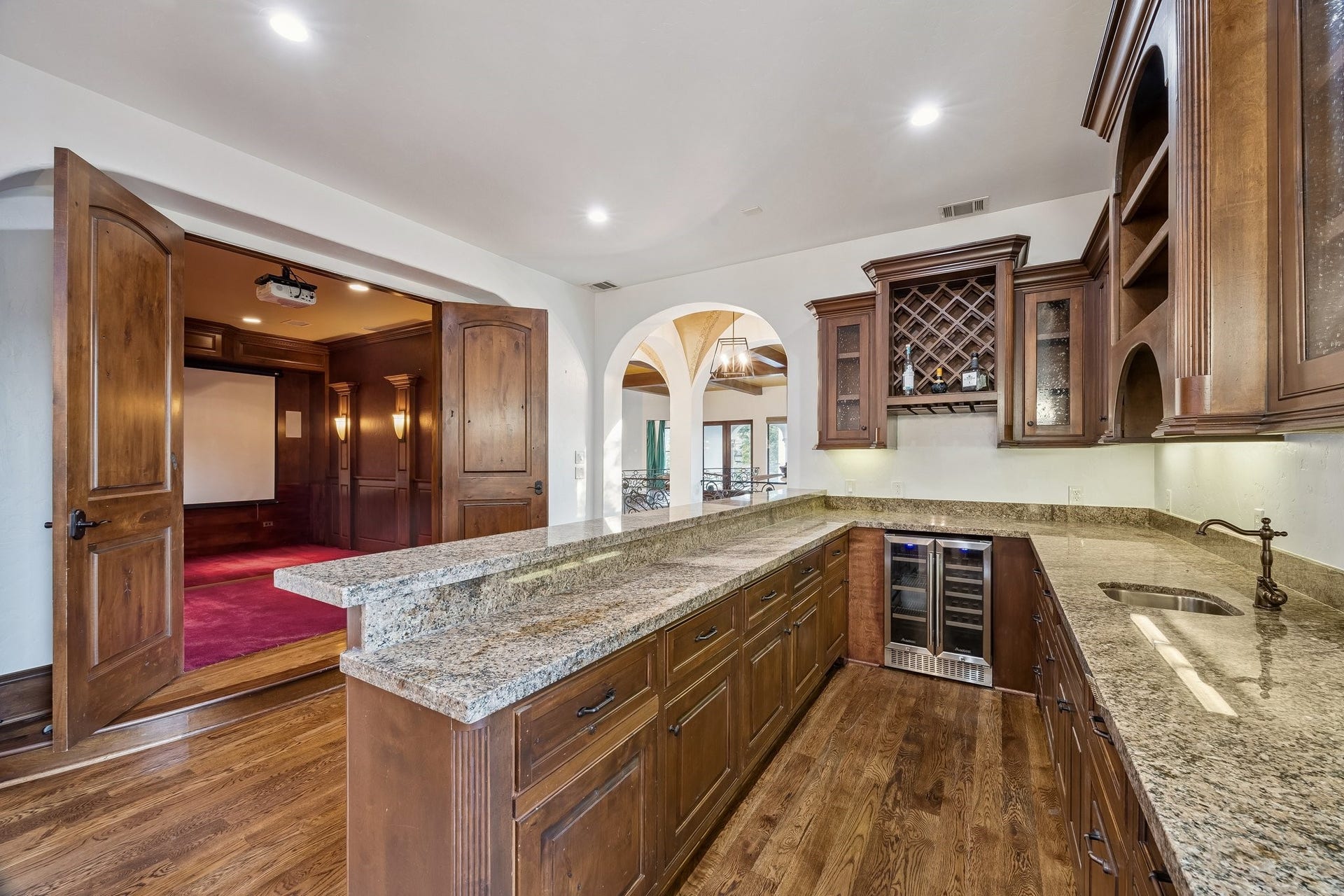 6 N Fazio Way, Spring, TX 77389 Upstairs wet bar perfect for entertaining.