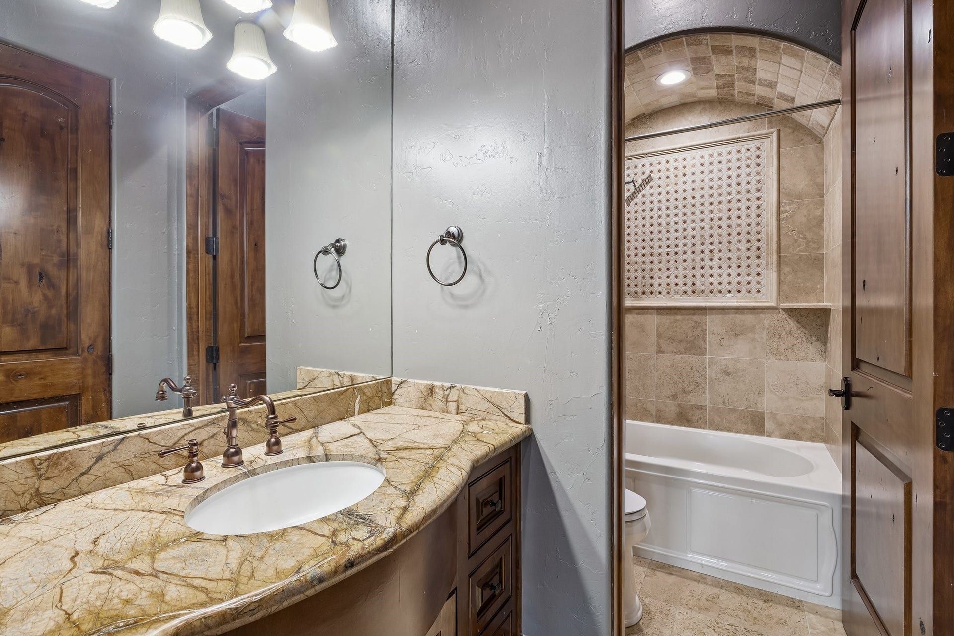 6 N Fazio Way, Spring, TX 77389 En-suite secondary bath.