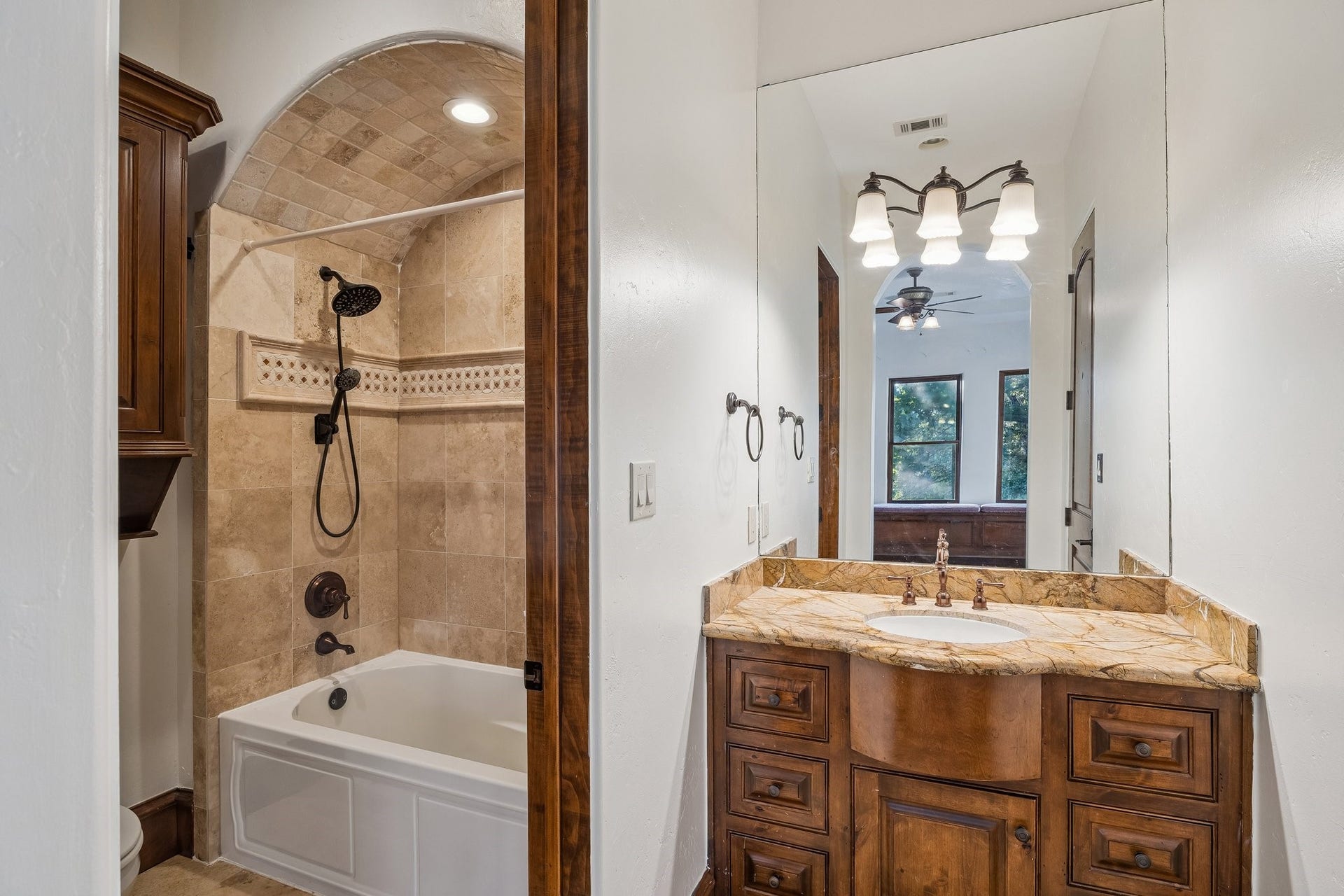 6 N Fazio Way, Spring, TX 77389 En-suite secondary bath.