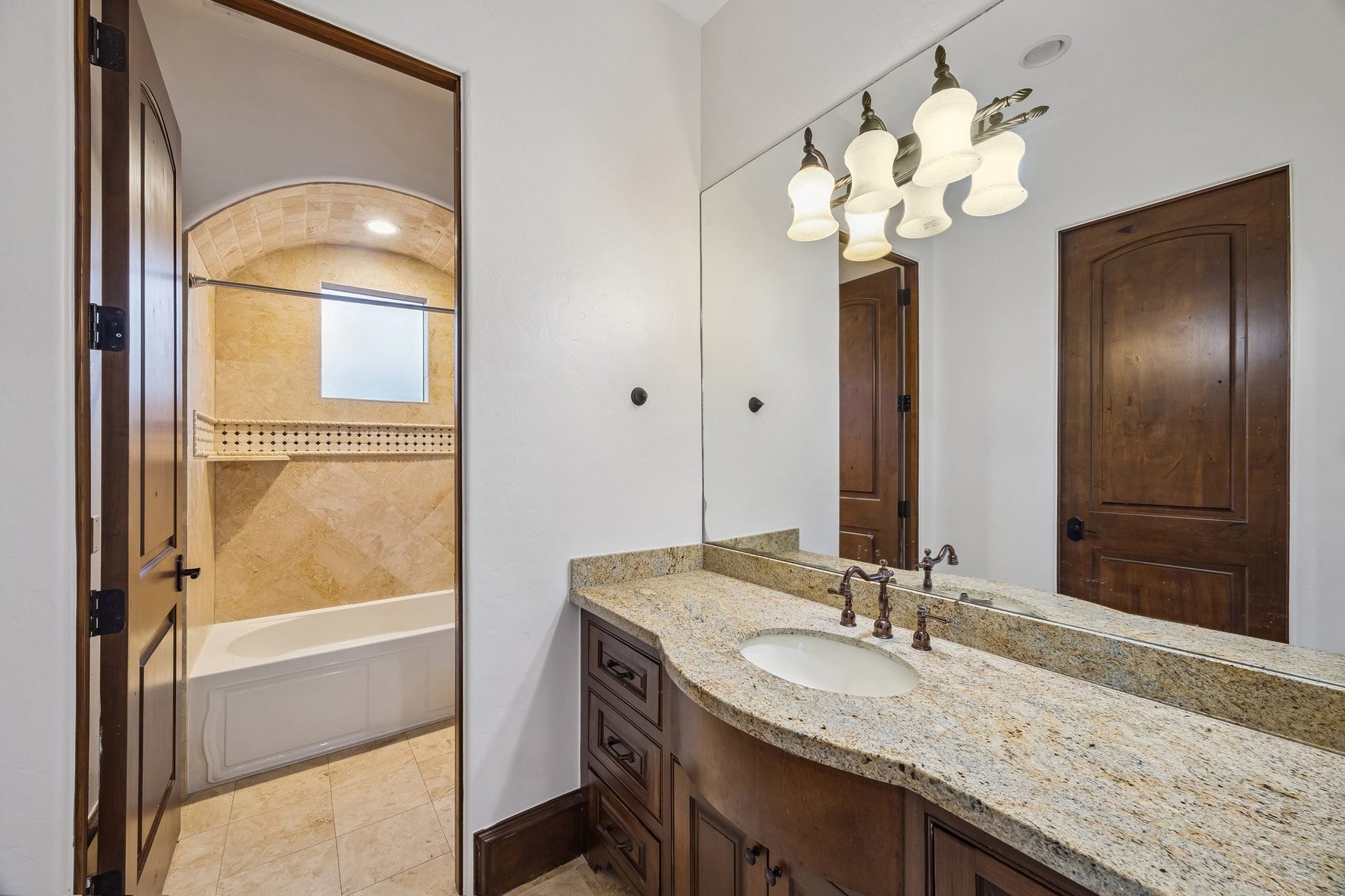 6 N Fazio Way, Spring, TX 77389 En-suite secondary bath.