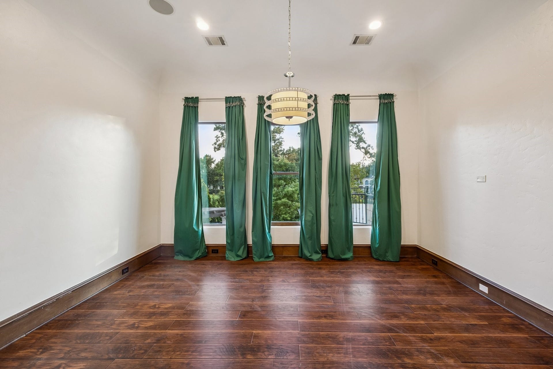 6 N Fazio Way, Spring, TX 77389 Upstair second primary bedroom or junior suite.