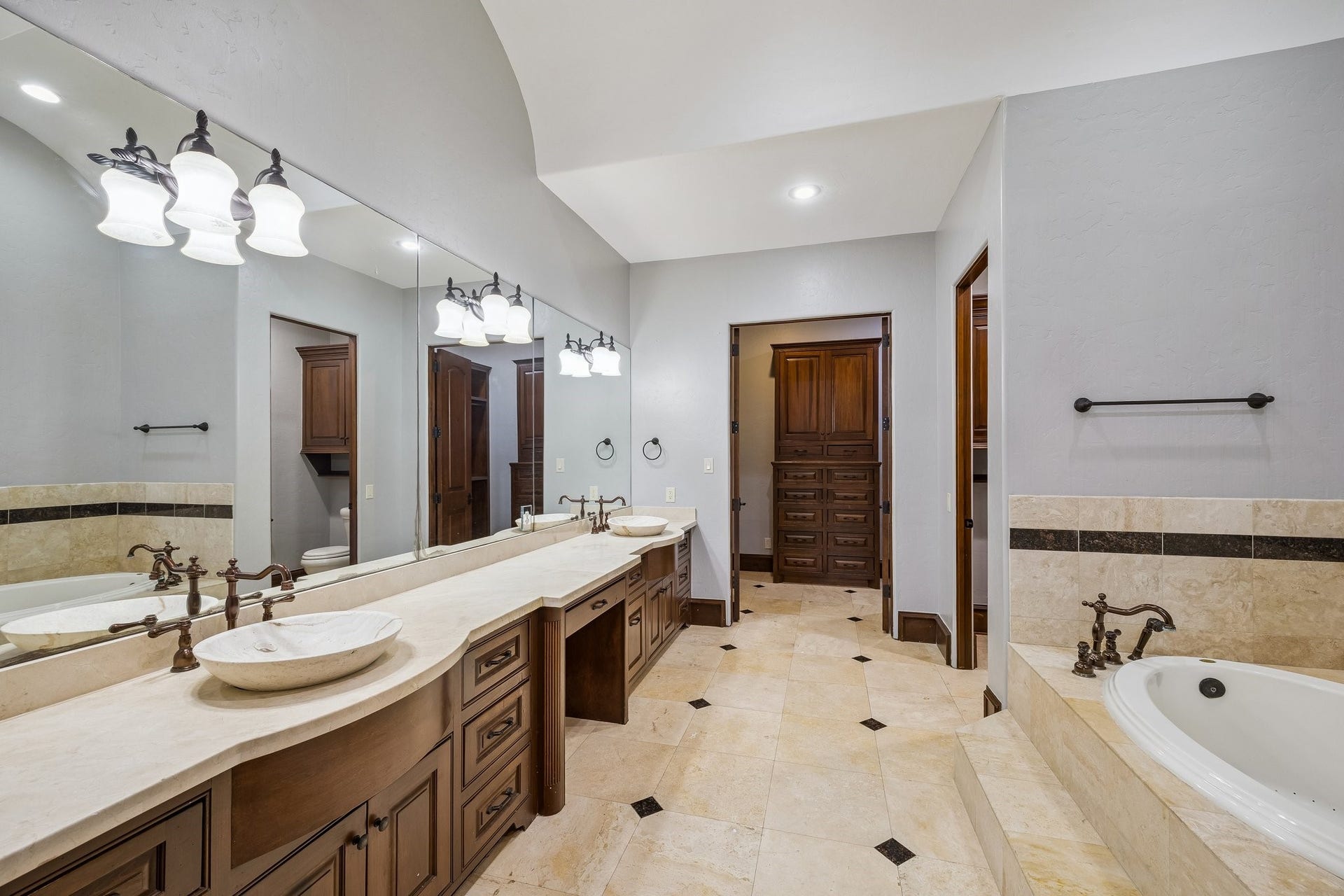 6 N Fazio Way, Spring, TX 77389 Upstairs en-suite bathroom off junior suite.