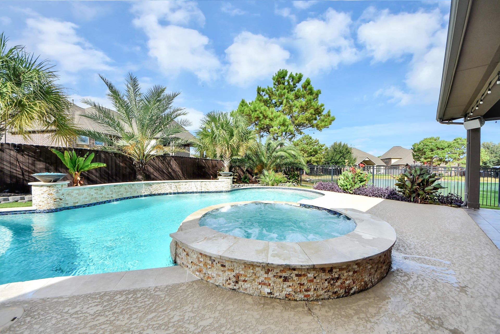 9723 Painted Stone Court, Cypress, TX 77433 Indulge in a luxurious pool and spa featuring elegant travertine coping and a cutting-edge heating system.
