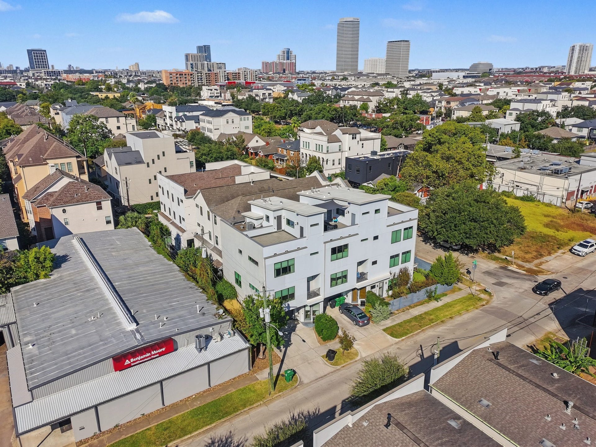 Envision active weekends spent walking, cycling, and taking in skyline views along the scenic Allen Parkway and Buffalo Bayou trails. This aerial perspective highlights the home's direct proximity to premier outdoor recreation and expansive greenspaces just moments away.