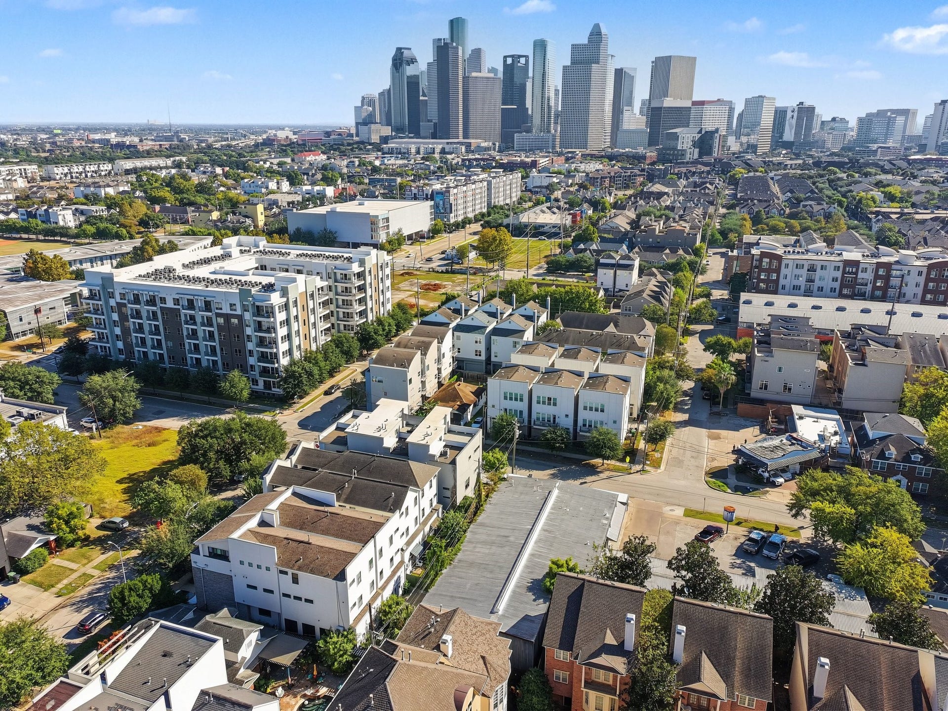 Direct, seamless access to Allen Parkway, I-45, I-10, and US-59/I-69 puts Downtown Houston just five minutes away and the Texas Medical Center within an easy 10-to-12-minute drive, ensuring an effortless daily commute.
