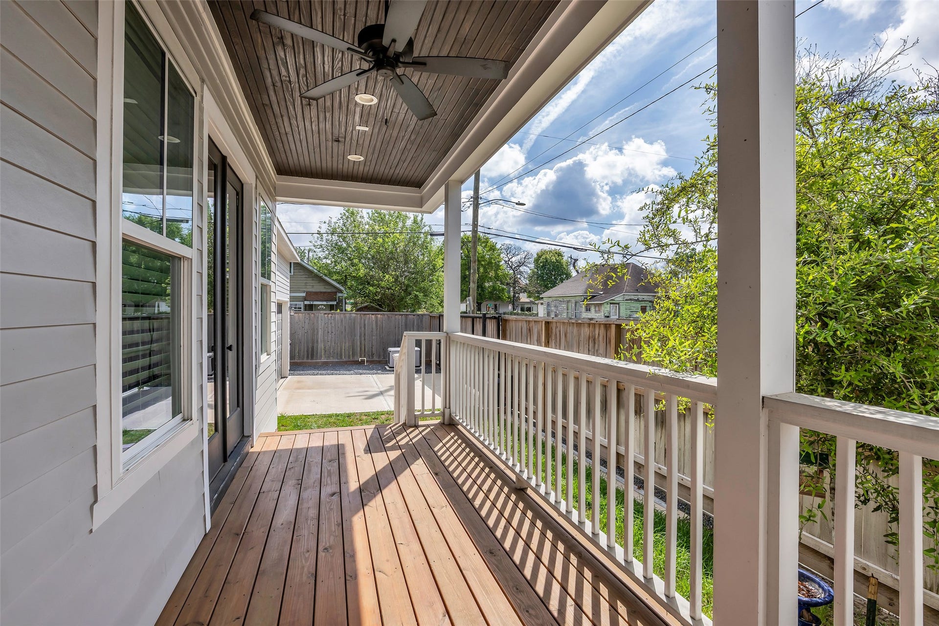 800 Walton Street, Houston, TX 77009 The back of the home also features a second covered balcony, providing an additional outdoor space to relax or entertain.
