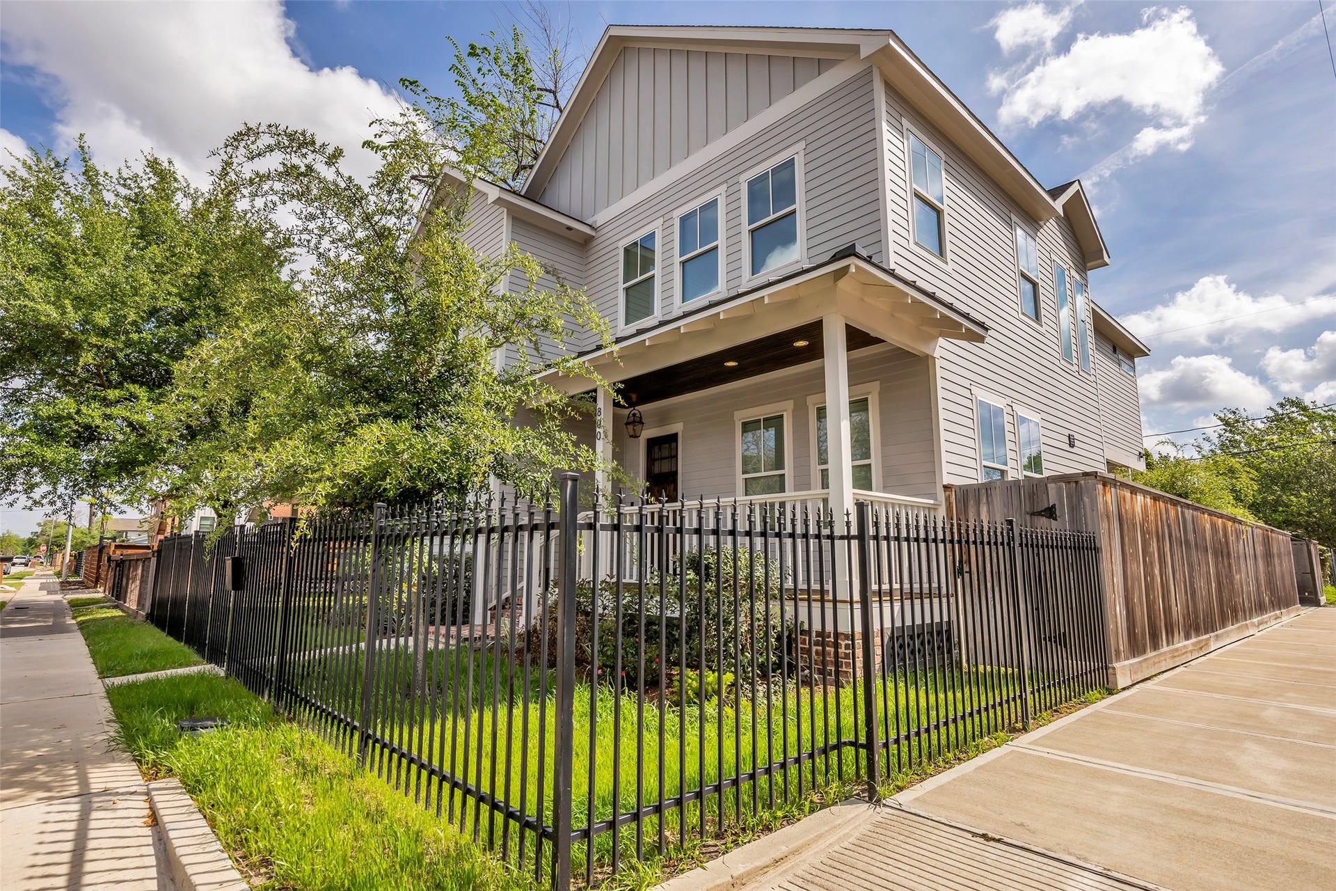 800 Walton Street, Houston, TX 77009 This home makes a strong first impression with its eye-catching curb appeal and well-maintained exterior.