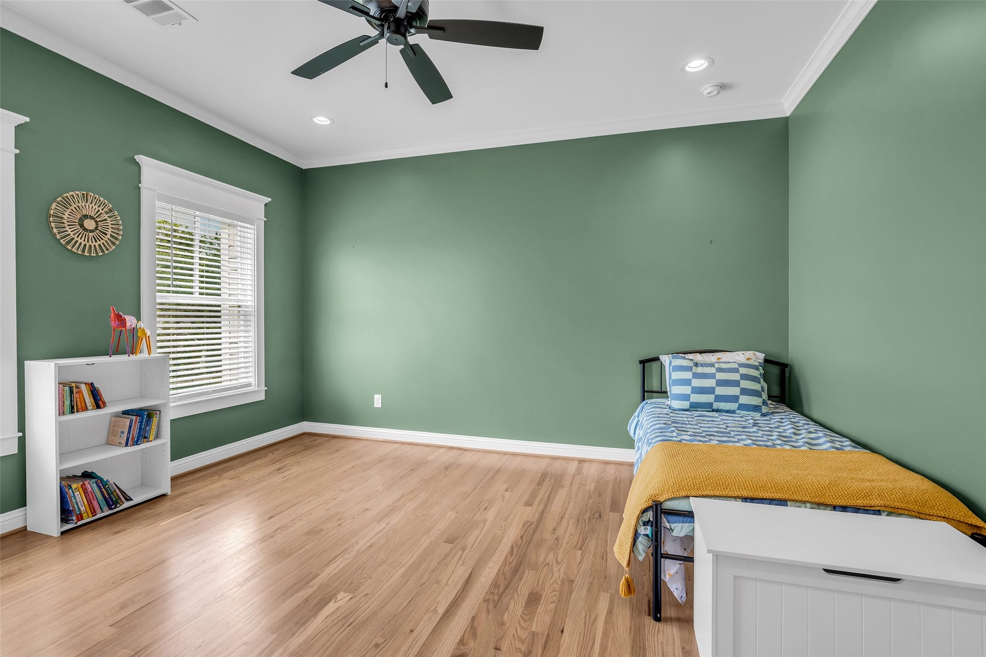 800 Walton Street, Houston, TX 77009 Another bedroom provides a versatile space that the new owner can personalize to suit their needs or style.