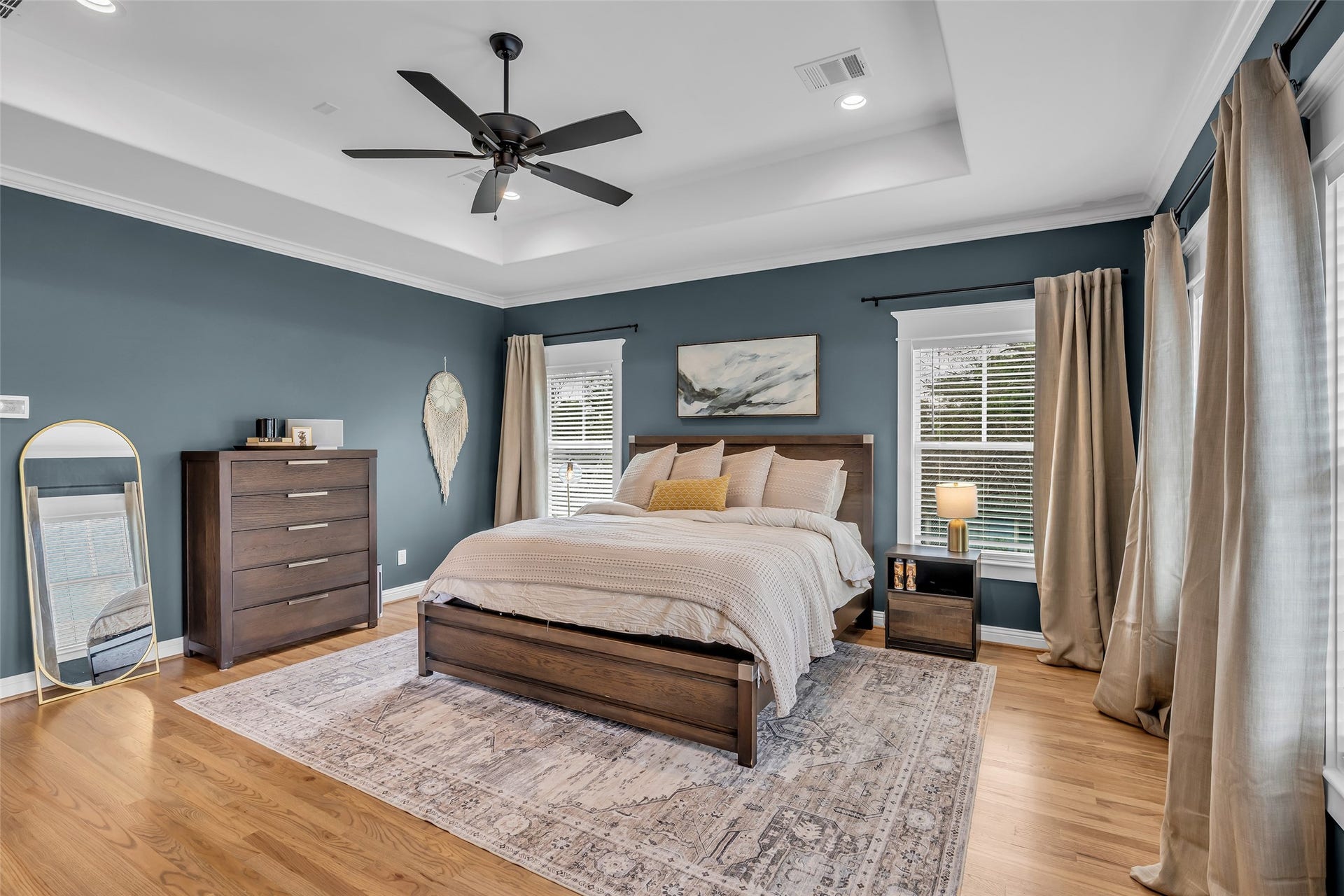 800 Walton Street, Houston, TX 77009 It features a tray ceiling, wood flooring, and ample space for personal belongings and furniture.