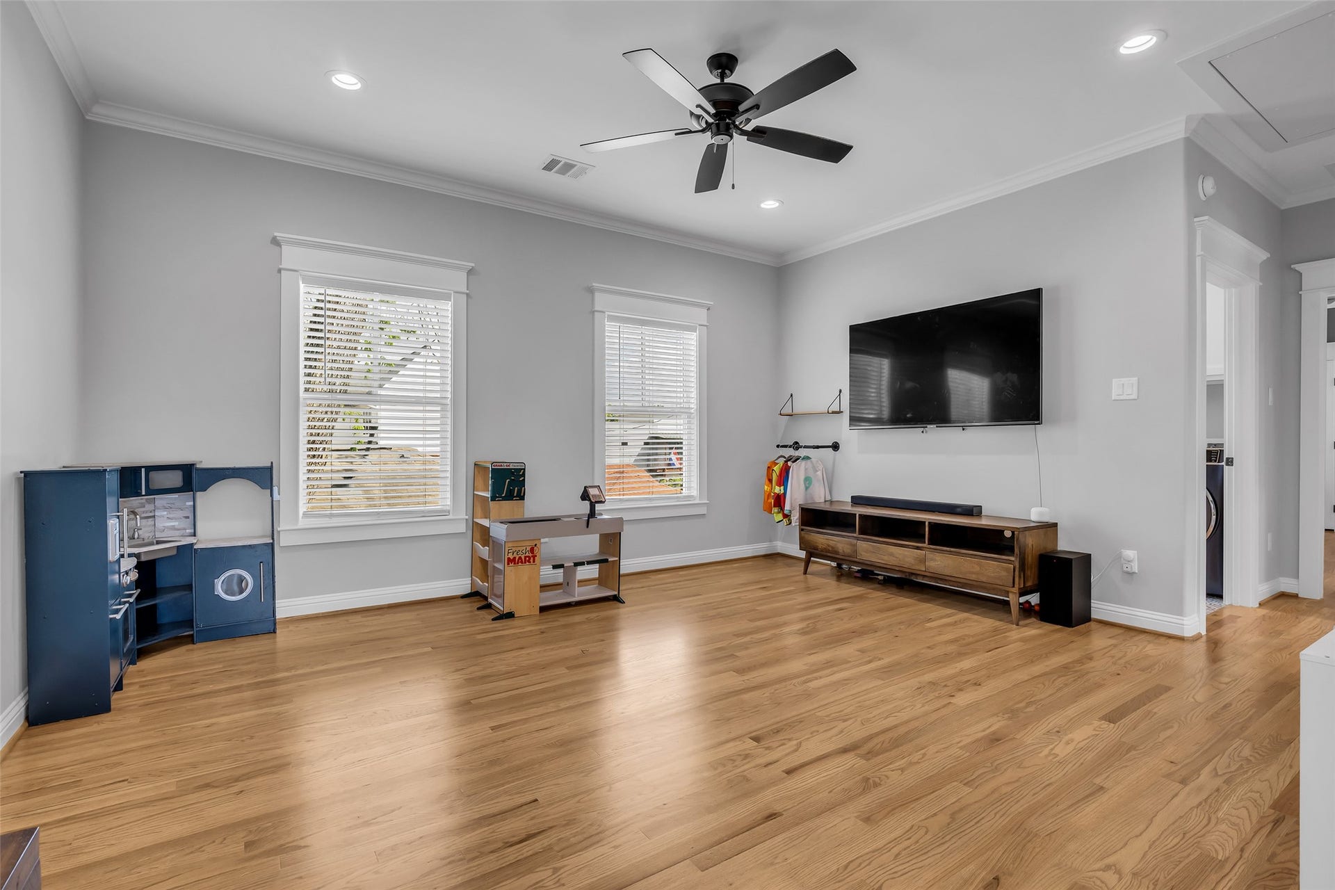 800 Walton Street, Houston, TX 77009 Second-floor family room provides a shared space for the whole family to relax, unwind, and spend time together.