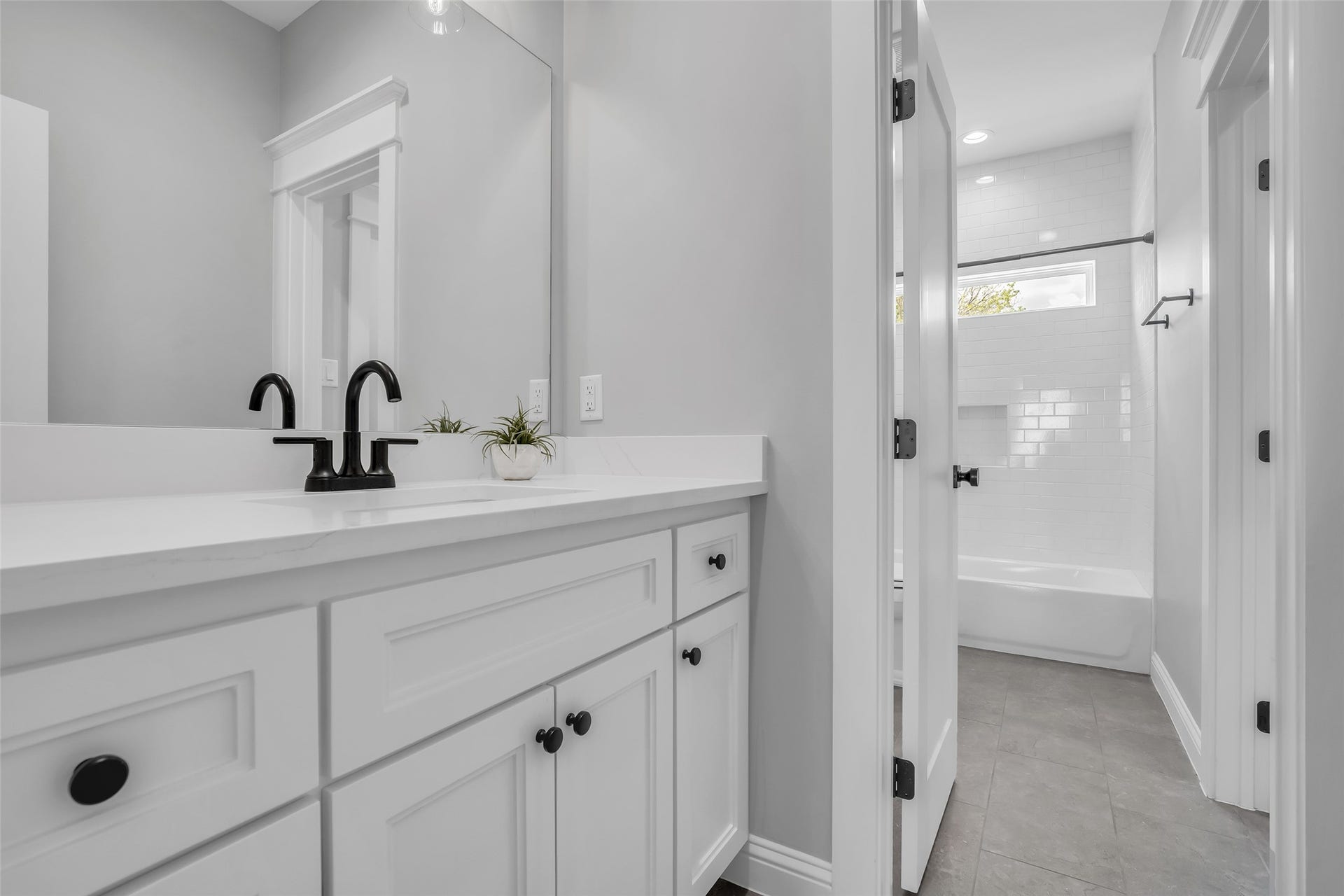 800 Walton Street, Houston, TX 77009 The second-floor common bathroom features a tub and shower combination, offering both convenience and functionality.