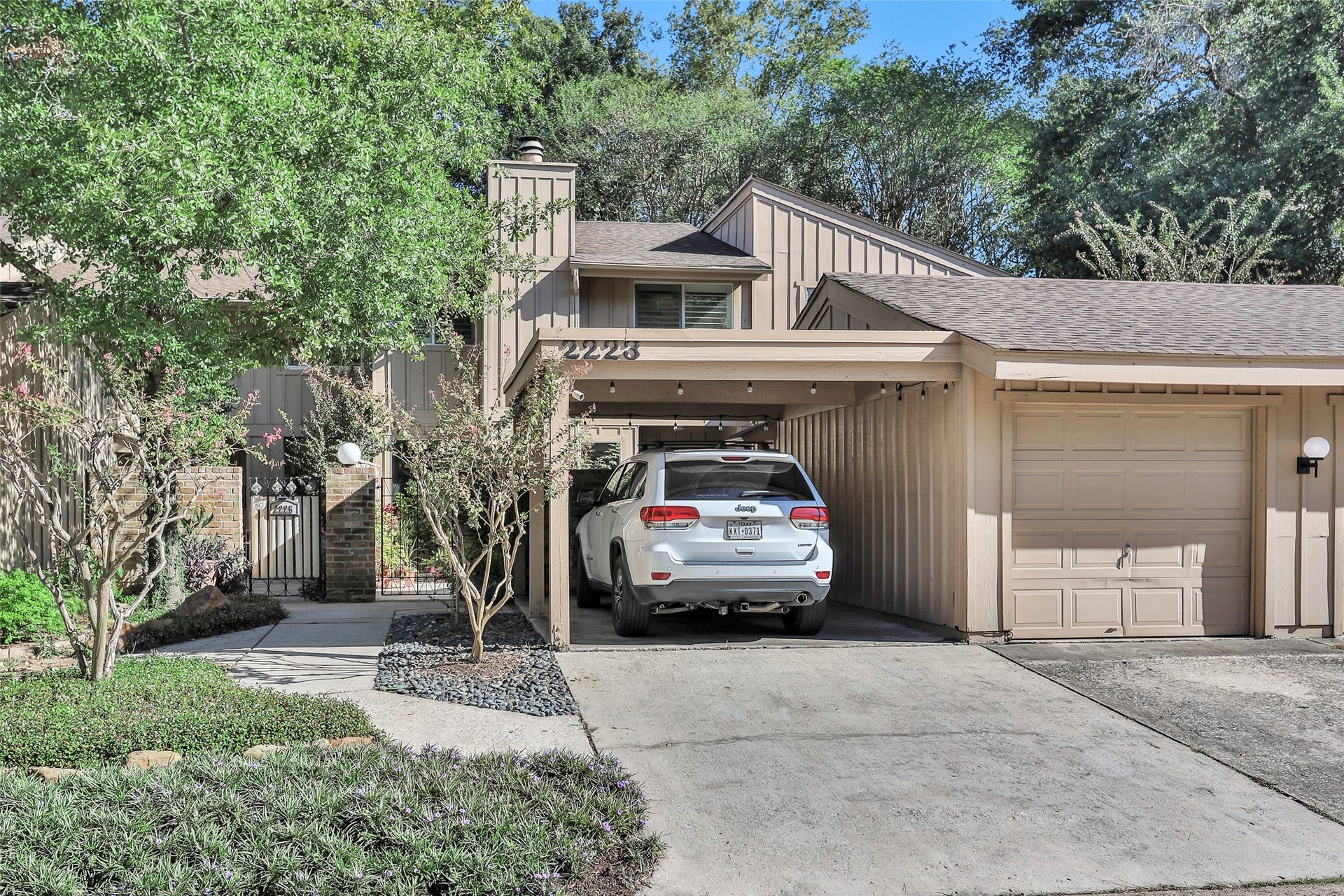 Can't be beat location & close to everything the Woodlands has to offer, just steps to walking trails - this golf front, townhouse is a rare find.
