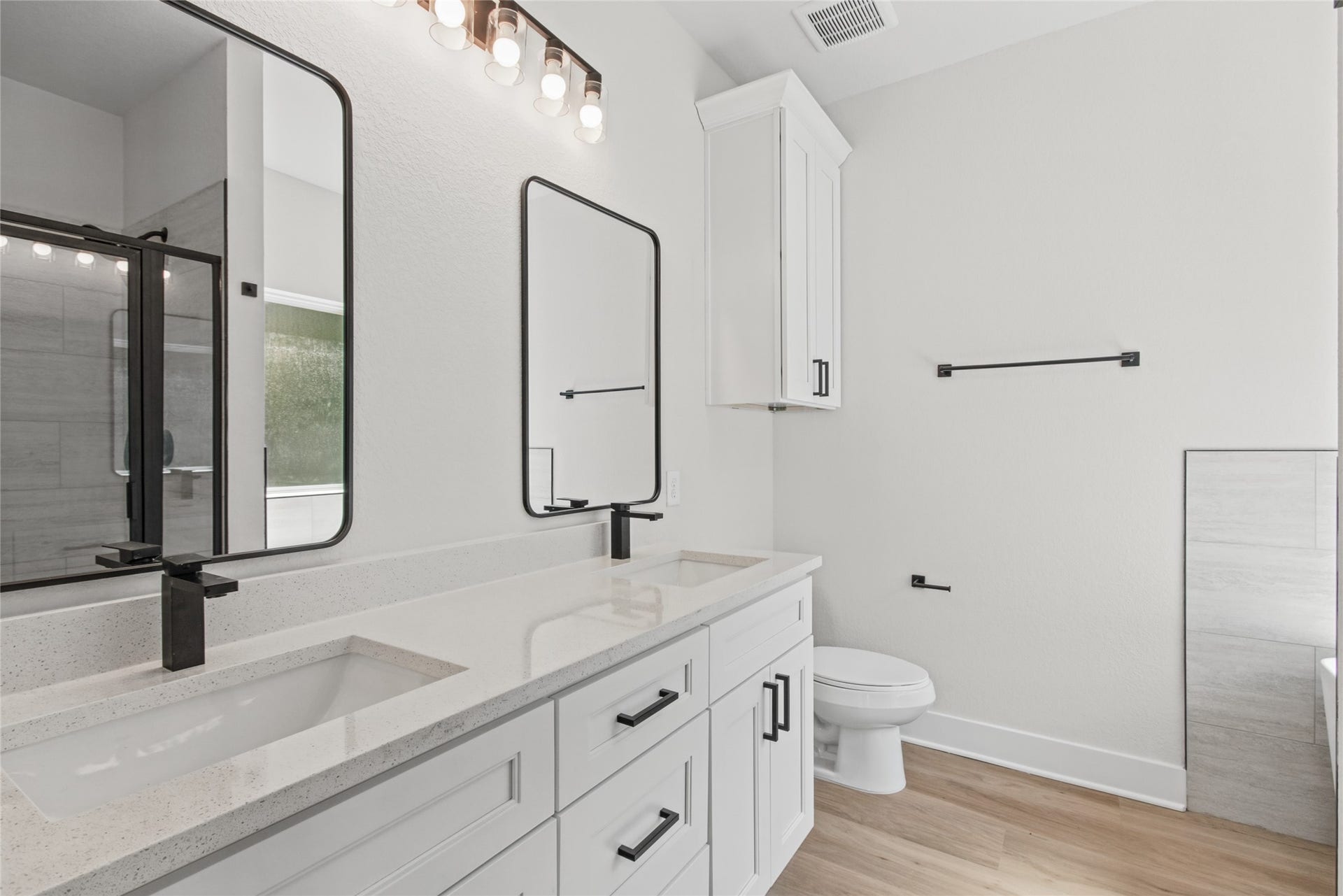 12025 21st Street, Santa Fe, TX 77510 Primary Bath