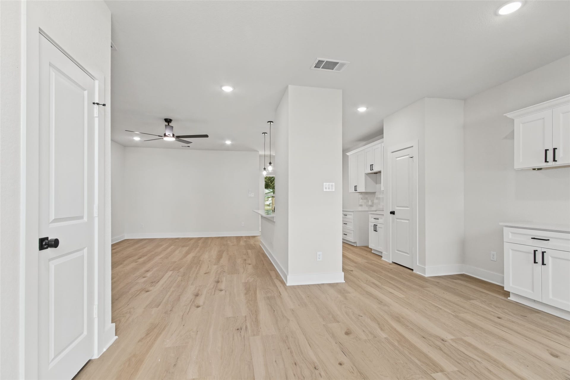 12025 21st Street, Santa Fe, TX 77510 Come on in!