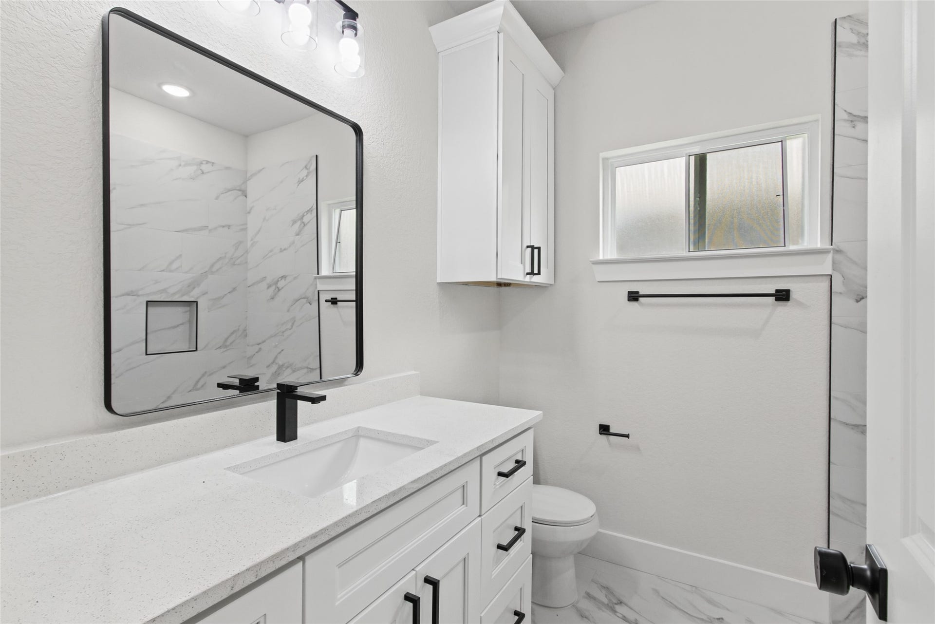 12025 21st Street, Santa Fe, TX 77510 Secondary Bath