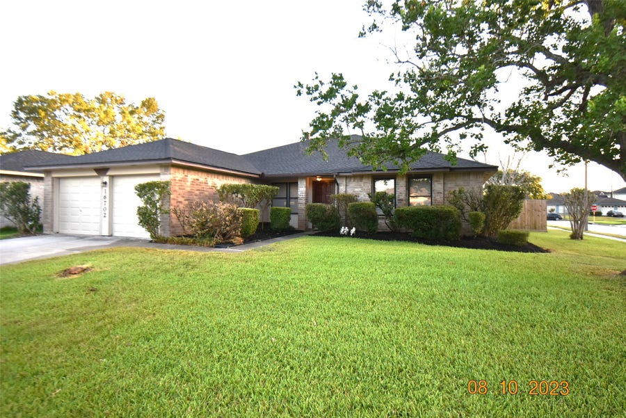 Property photo for 16702 Sheet Bend Way, Friendswood, TX