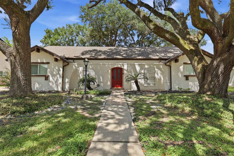 Property photo for 11507 Barwood Bend Drive, Houston, TX