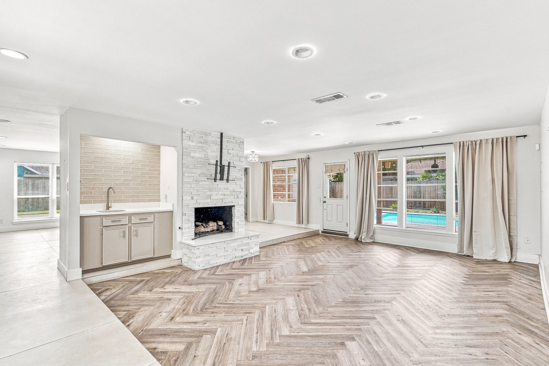 1135 Trowbridge Drive, Houston, TX 77062