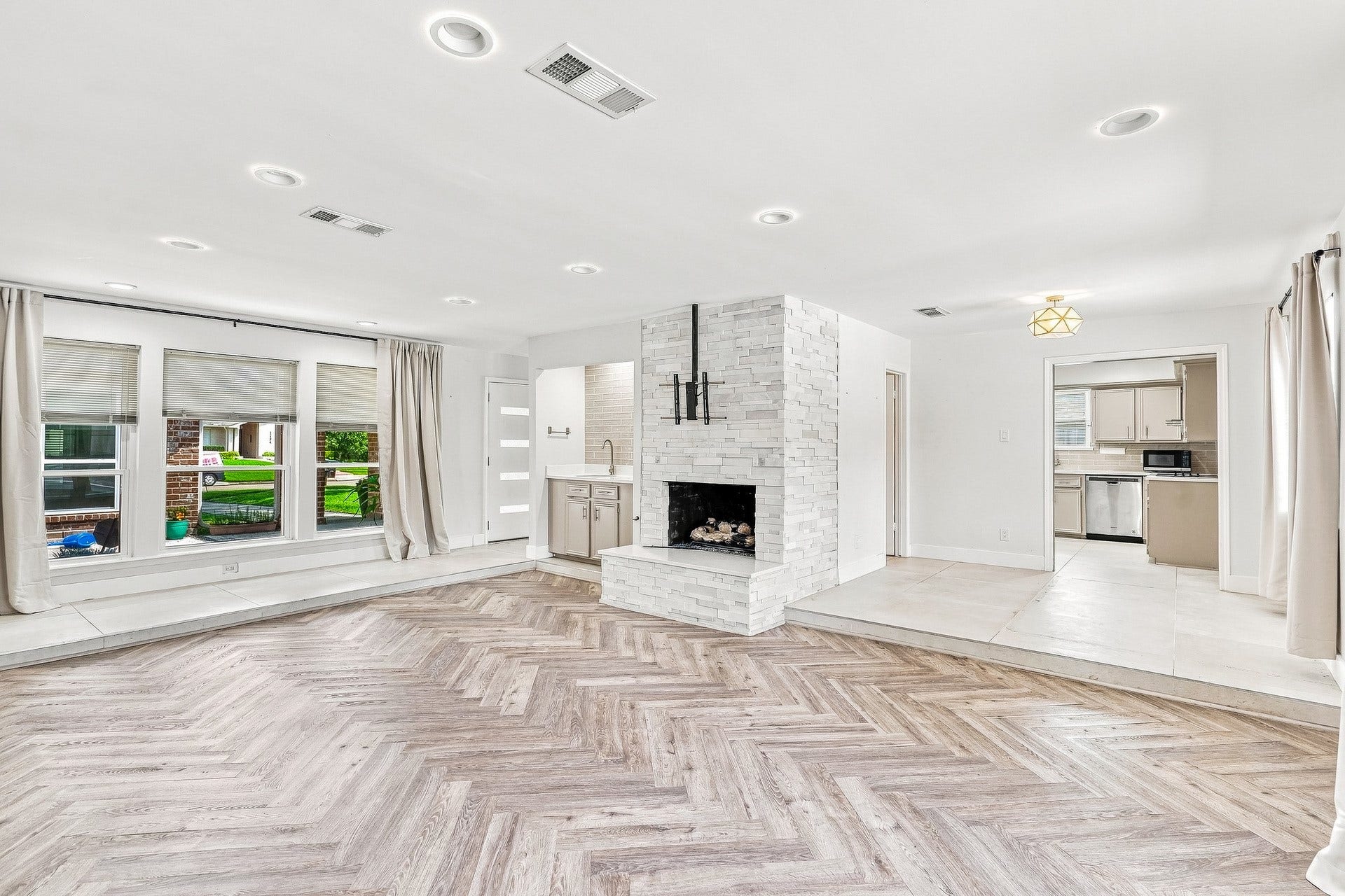 1135 Trowbridge Drive, Houston, TX 77062