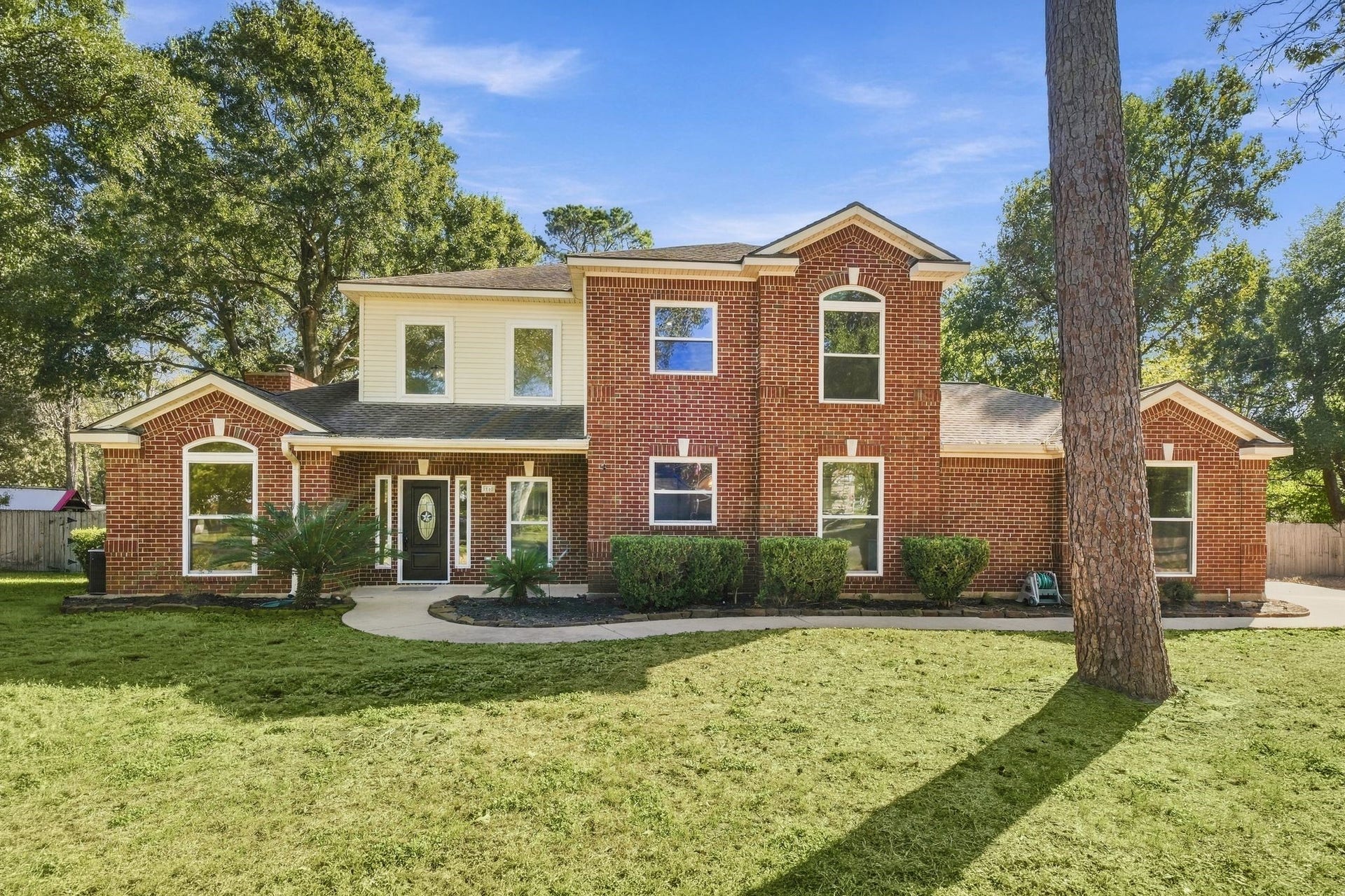1065 Heritage Lane, Conroe, TX 77304 Beautiful curb appeal!