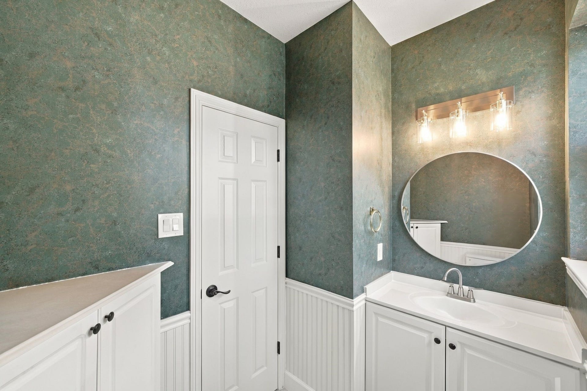 1065 Heritage Lane, Conroe, TX 77304 The half bath is located downstairs near the laundry room.