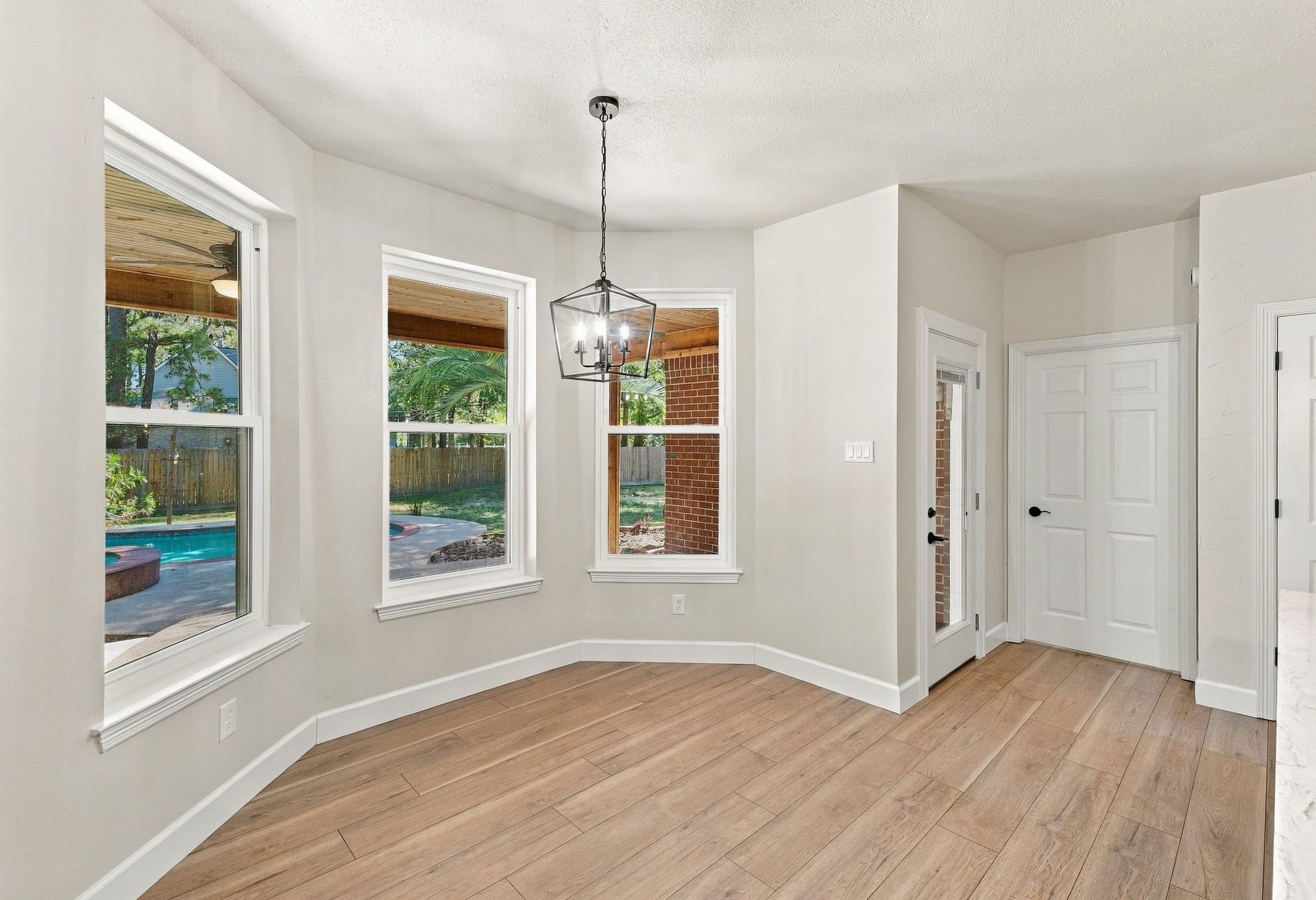 1065 Heritage Lane, Conroe, TX 77304 This breakfast room is completely open to the living room and to the kitchen! It has updated lighting, flooring and paint!