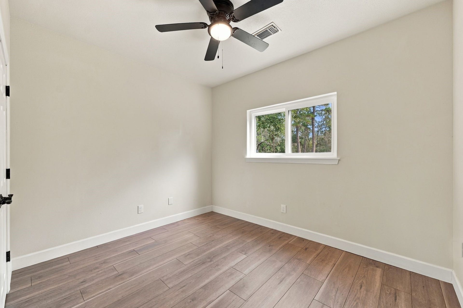 1065 Heritage Lane, Conroe, TX 77304 This secondary bedroom is upstairs and has updated flooring and lighting and a great view of the back yard!