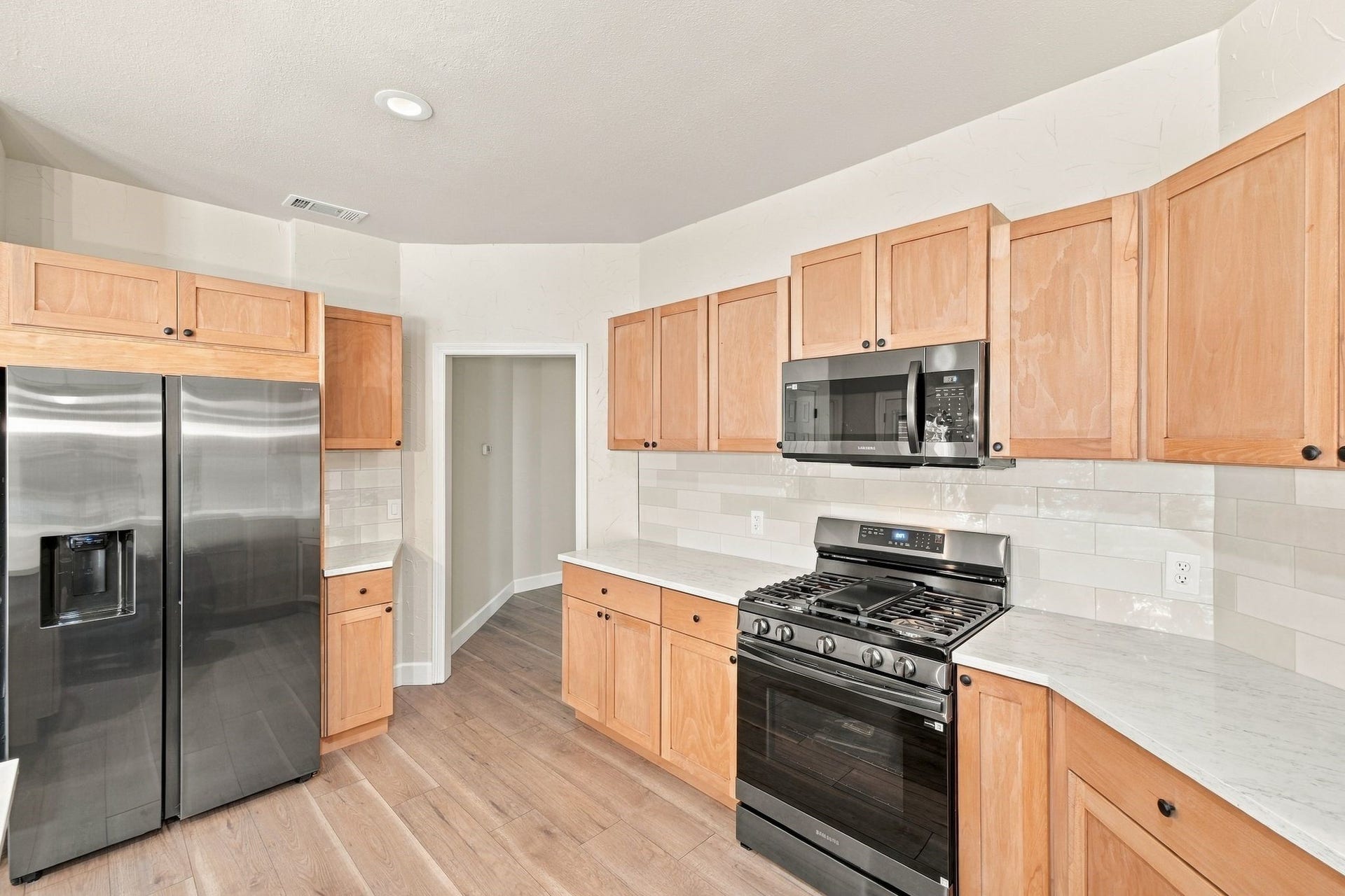 1065 Heritage Lane, Conroe, TX 77304 Stainless steel appliances were recently installed. Love the quartz countertops and the tile back splash!