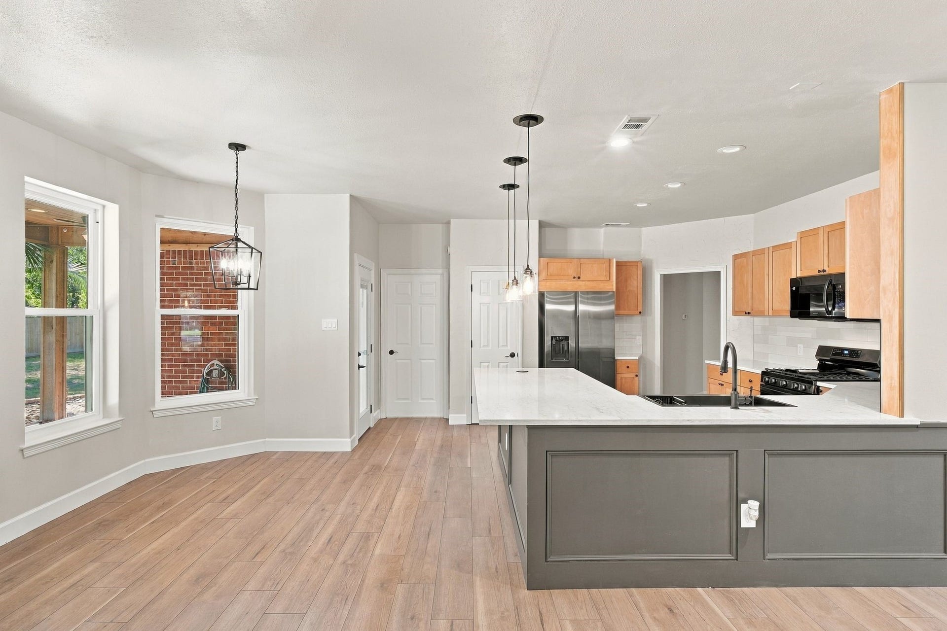 1065 Heritage Lane, Conroe, TX 77304 This updated kitchen will be your home chef's dream! Updated quartz countertops, updated lighting, recently replaed appliances, updated lighting and recently replaced cabinets!