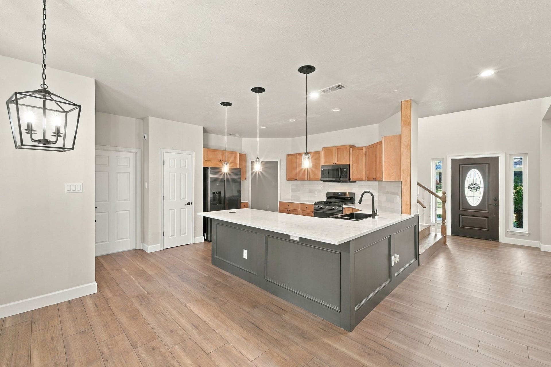 1065 Heritage Lane, Conroe, TX 77304 Breakfast and lunch and party snacks will have a perfect spot at the island! Pull up some stools and get comfy!