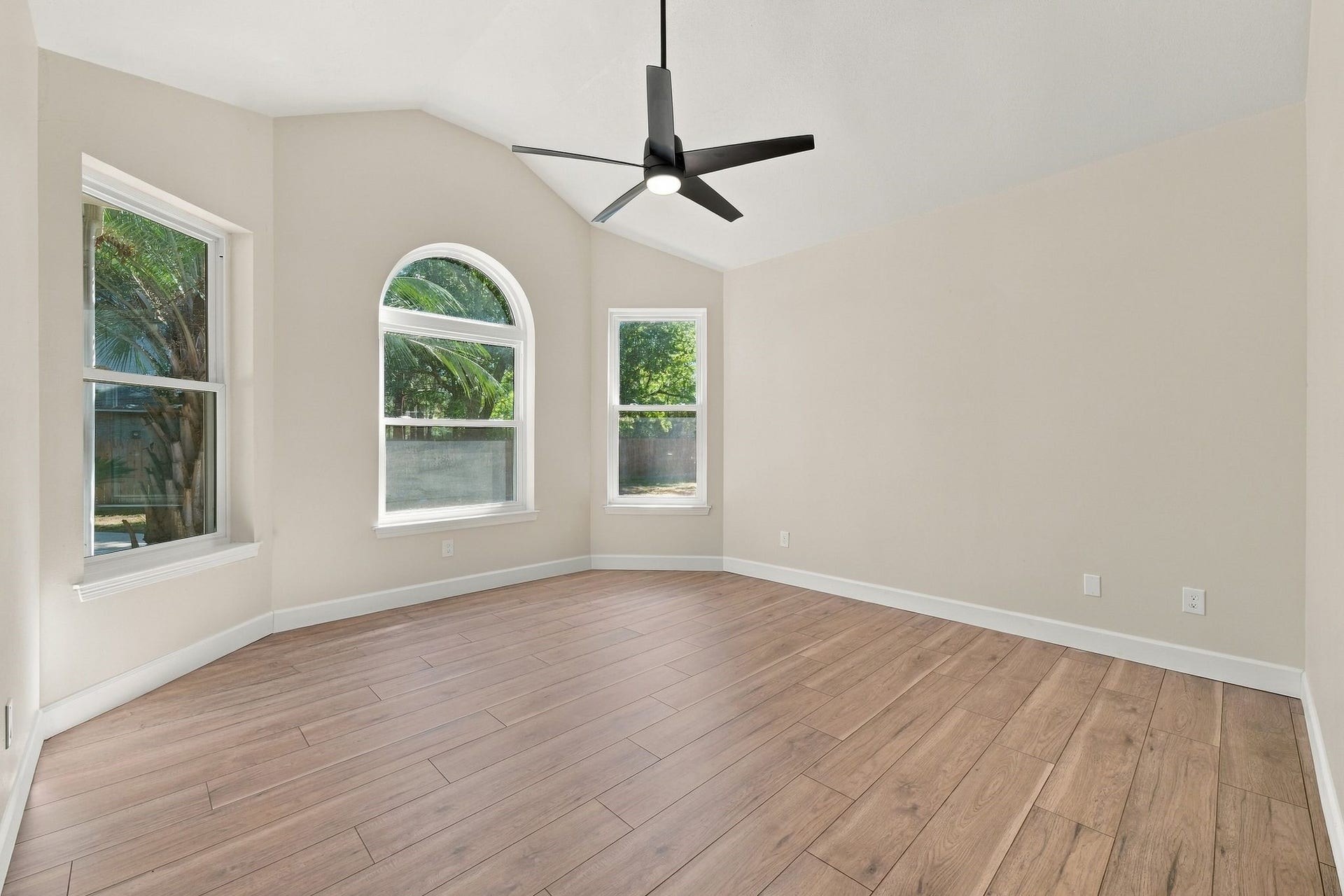 1065 Heritage Lane, Conroe, TX 77304 The primary bedroom is downstairs just off of the breakfast room! It has updated flooring, lighting, fan and paint!
