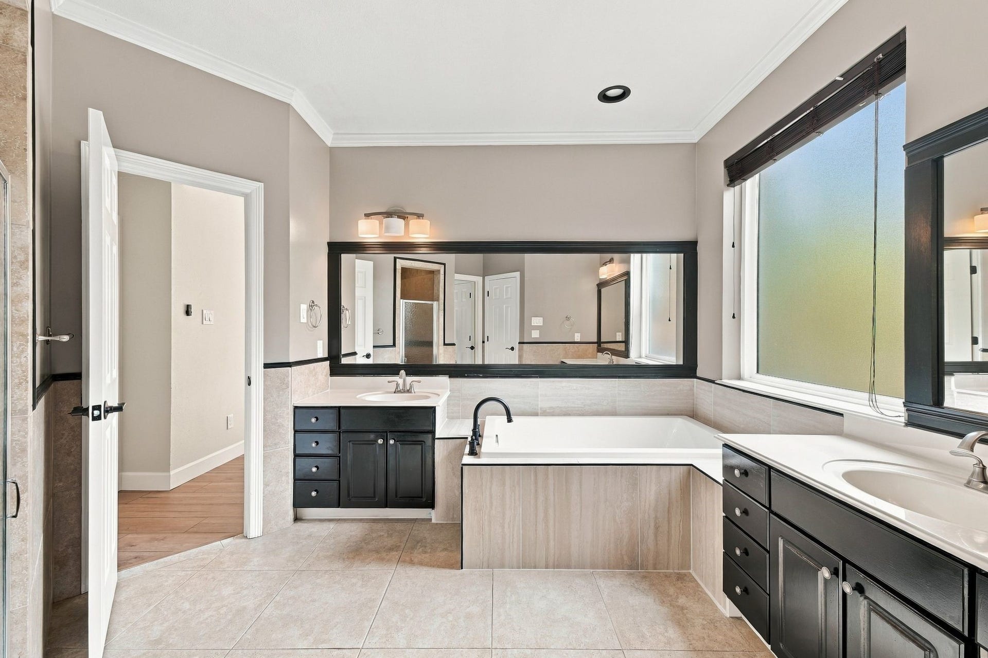 1065 Heritage Lane, Conroe, TX 77304 Another view of this spacious primary ensuite bath!