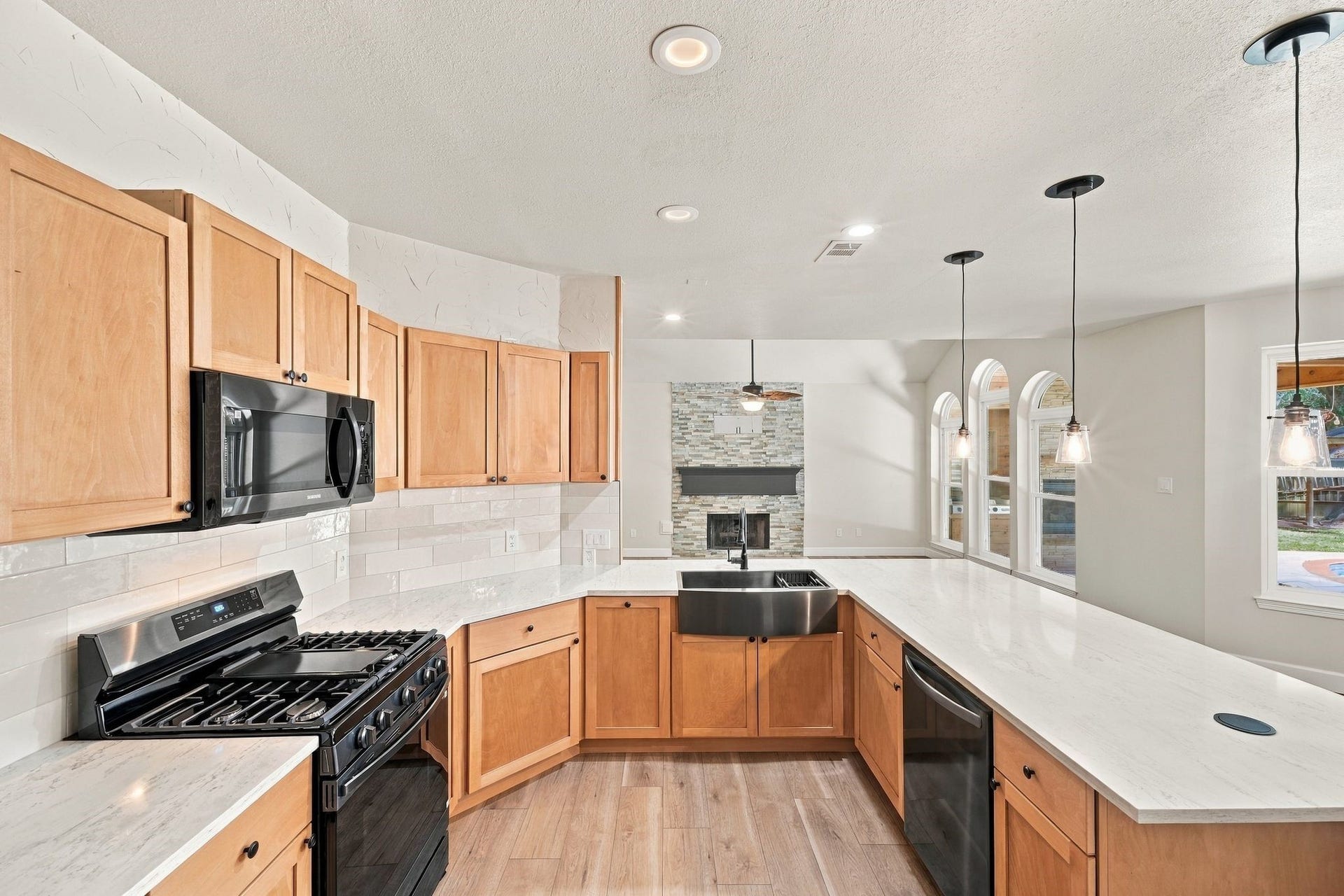 1065 Heritage Lane, Conroe, TX 77304 What a great space to cook! Notice the GAS cooktop!