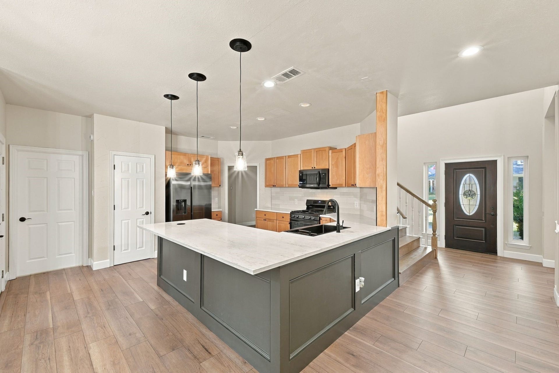 1065 Heritage Lane, Conroe, TX 77304 What a great open floor plan! You can see how open it is all the way to the entry way!