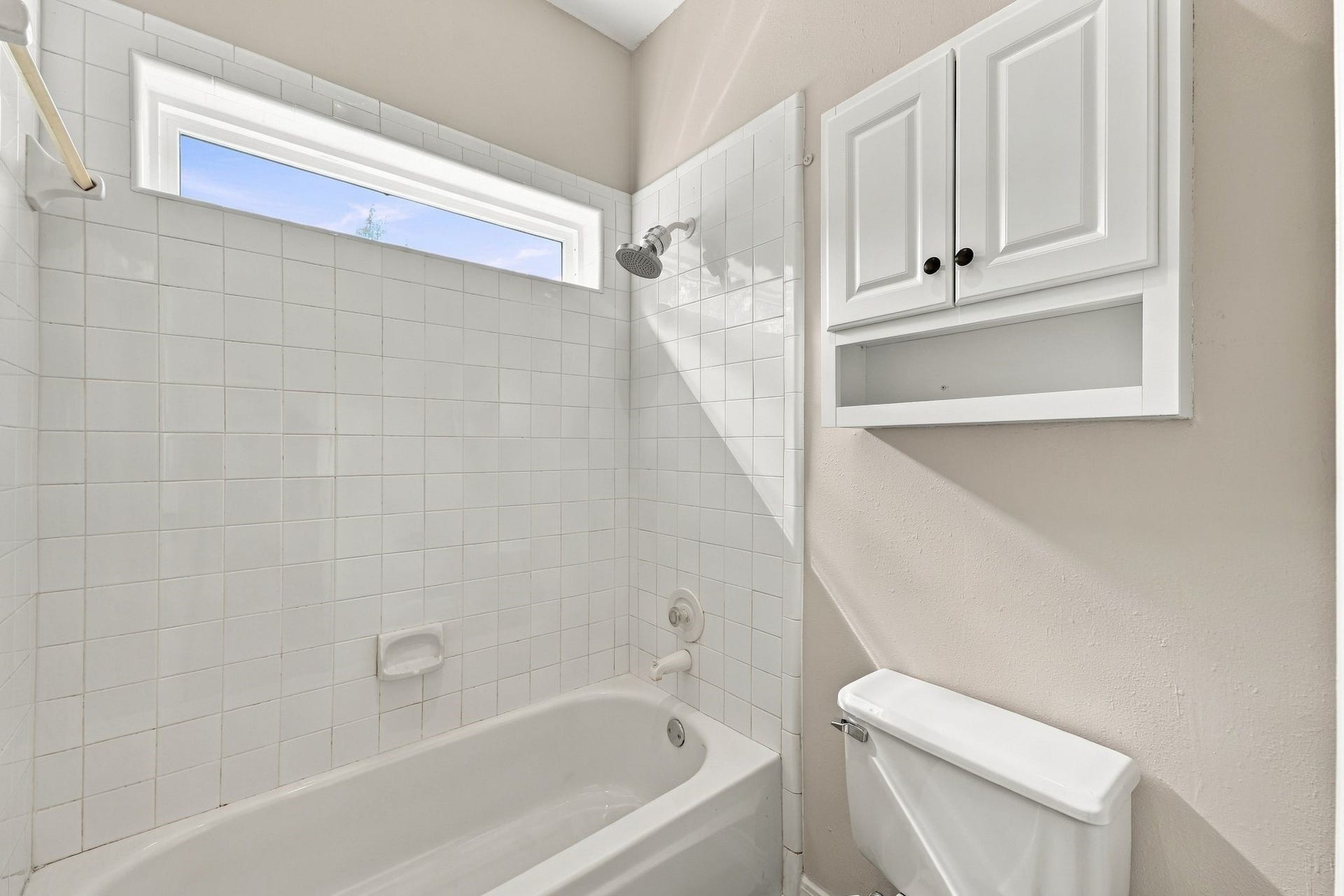 1065 Heritage Lane, Conroe, TX 77304 Tub/shower combo in this secondary full bath upstairs.