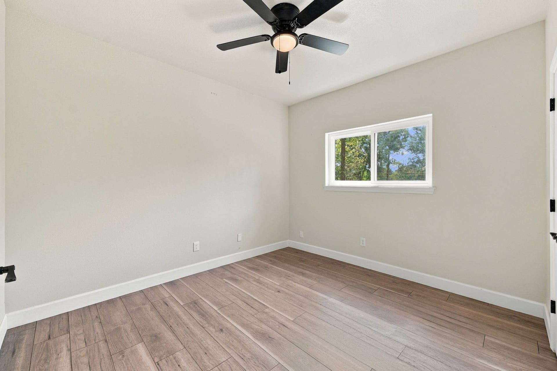 1065 Heritage Lane, Conroe, TX 77304 This is another secondary bedroom upstairs, also with updated flooring and lighting!