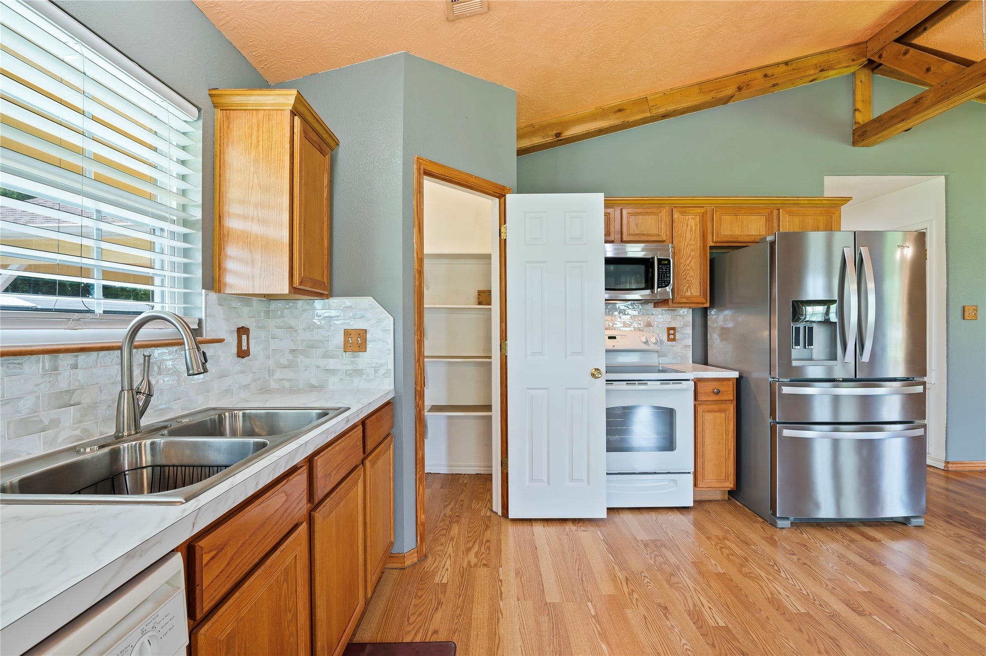 5710 County Road 166, Alvin, TX 77511 5710 County Road 166, Alvin, TX 77511