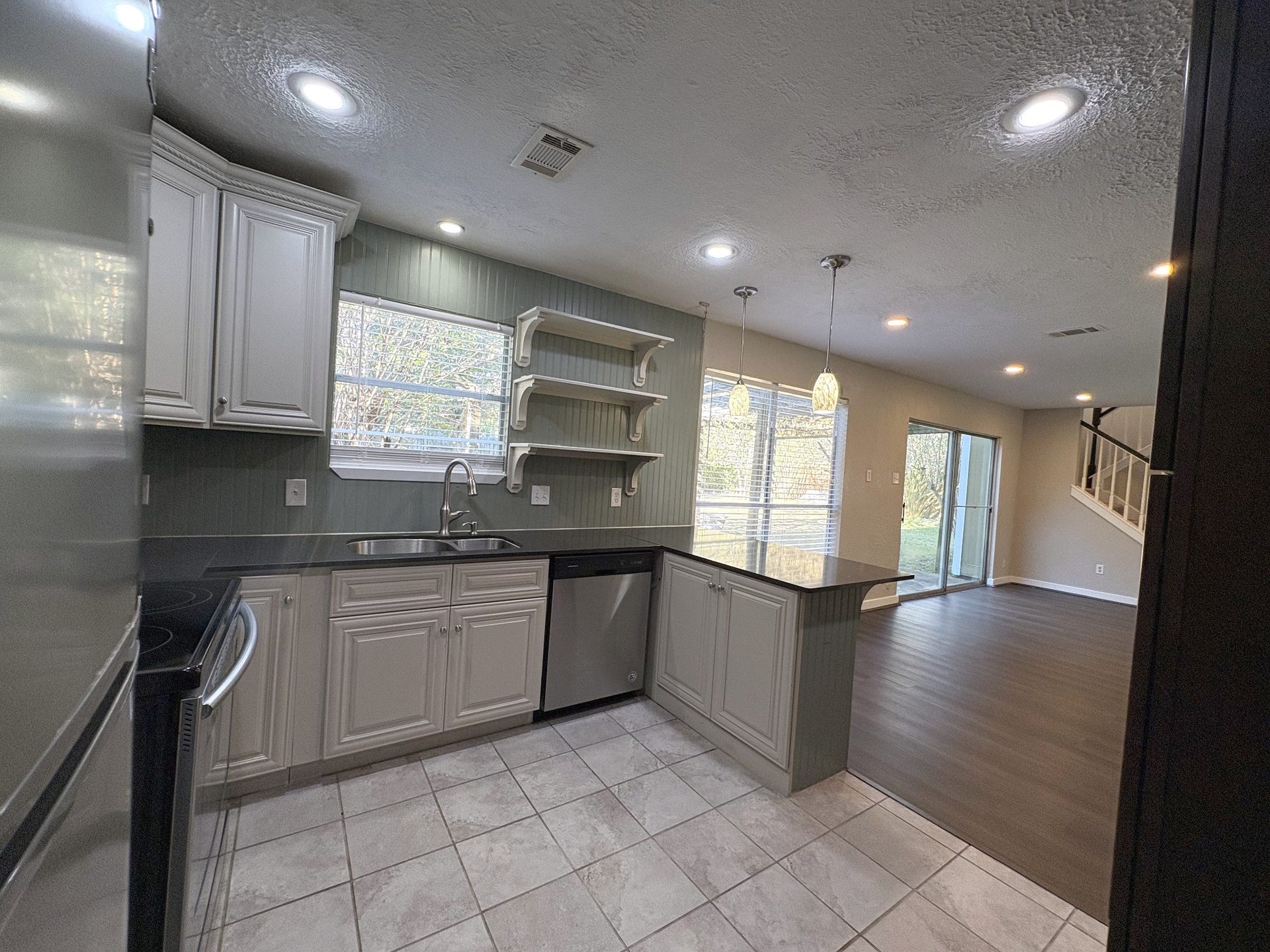 1015 Sugarfield Court, Sugar Land, TX 77498 The well appointed and sensibly arranged kitchen will keep any cook happy