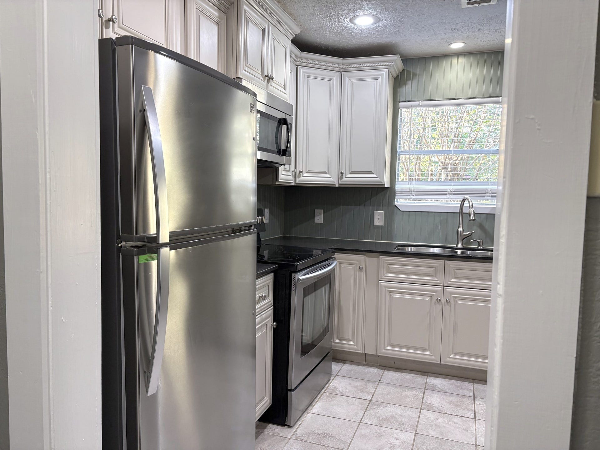 1015 Sugarfield Court, Sugar Land, TX 77498 Beautiful stainless applicances with refrigerator included