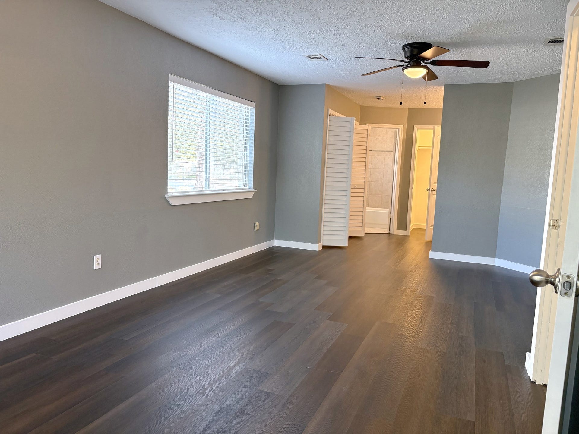 1015 Sugarfield Court, Sugar Land, TX 77498 Soft natural light enhances every morning