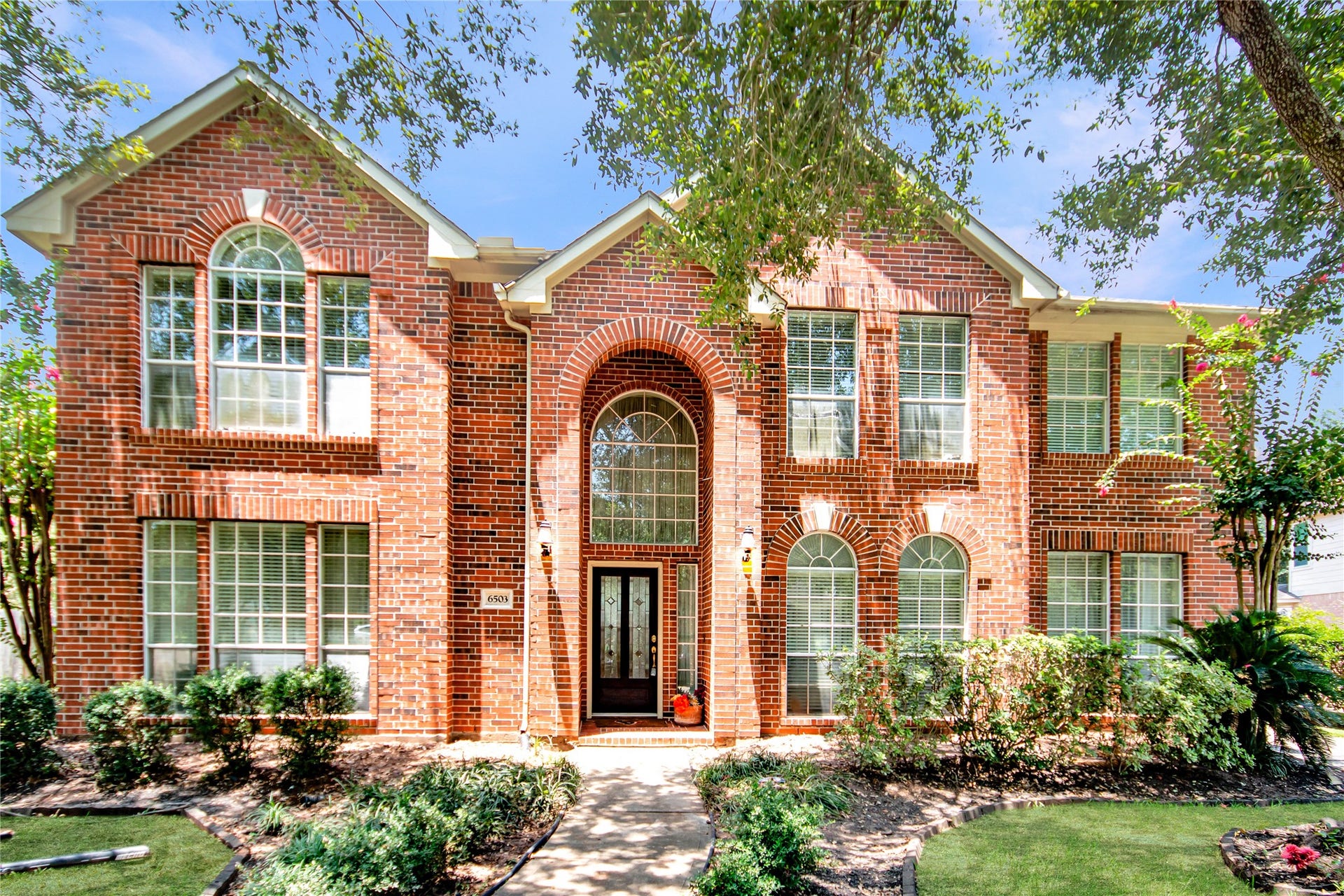 This beautiful home is a David Weekly the Martinique Floor plan in Lake winds village in New Territory on Cul de Sac  corner lot.