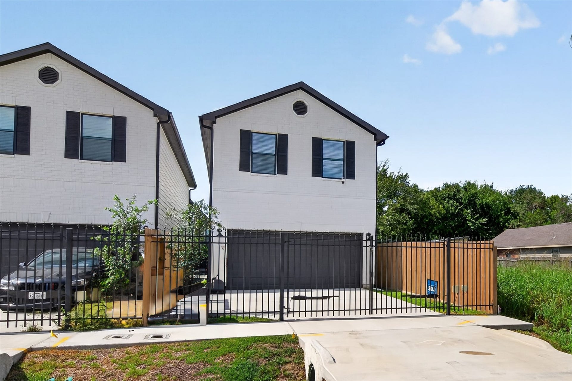5915 Haight Street, #A, Houston, TX 77028 A front iron gate adds both style and privacy.