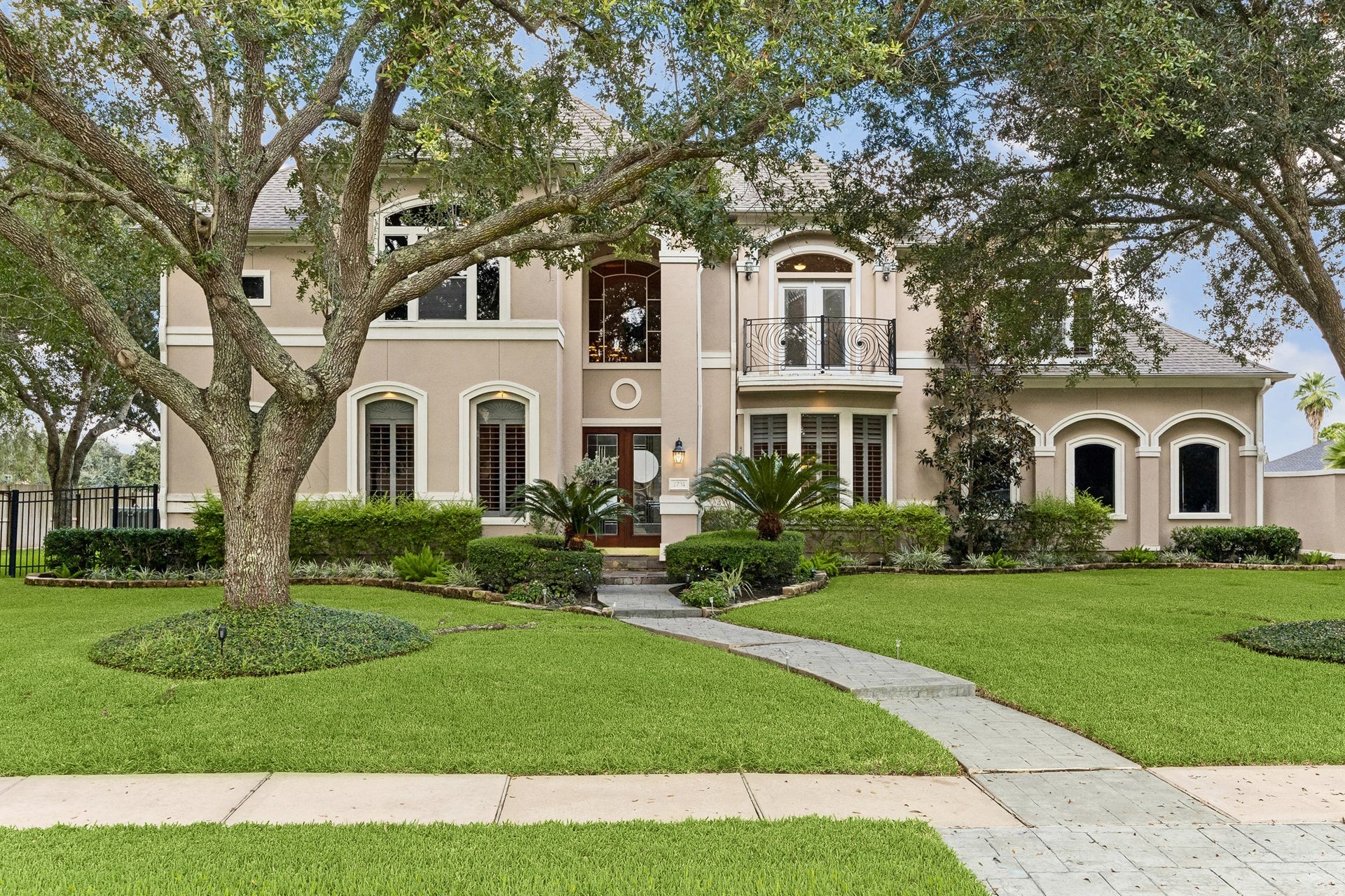 2731 Lakecrest Drive, Pearland, TX 77584 Classic Silverlake home in the Lakecrest Estates Section of Southwyck.