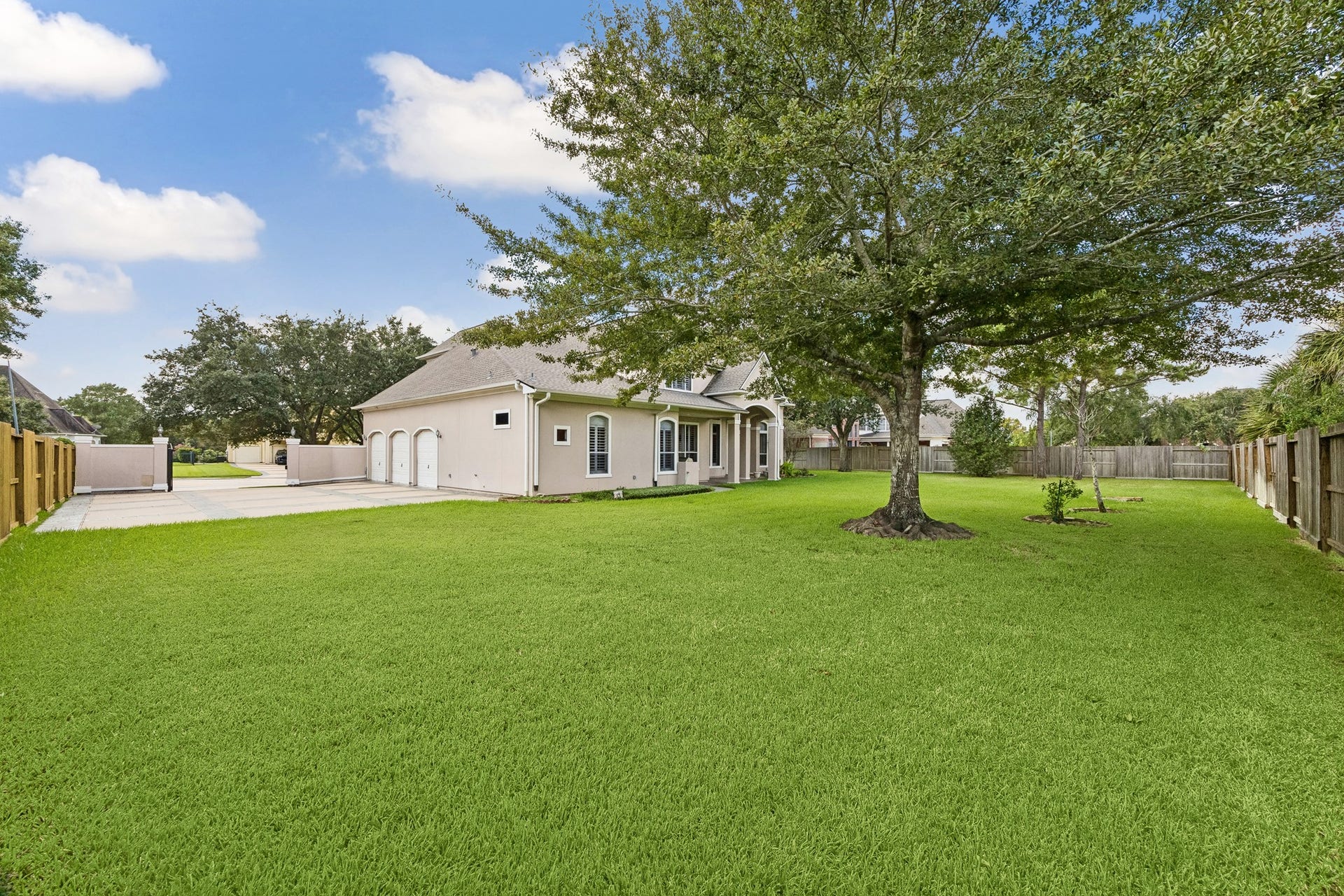 2731 Lakecrest Drive, Pearland, TX 77584 . . . or a grand pool! Schedule a private tour today!
