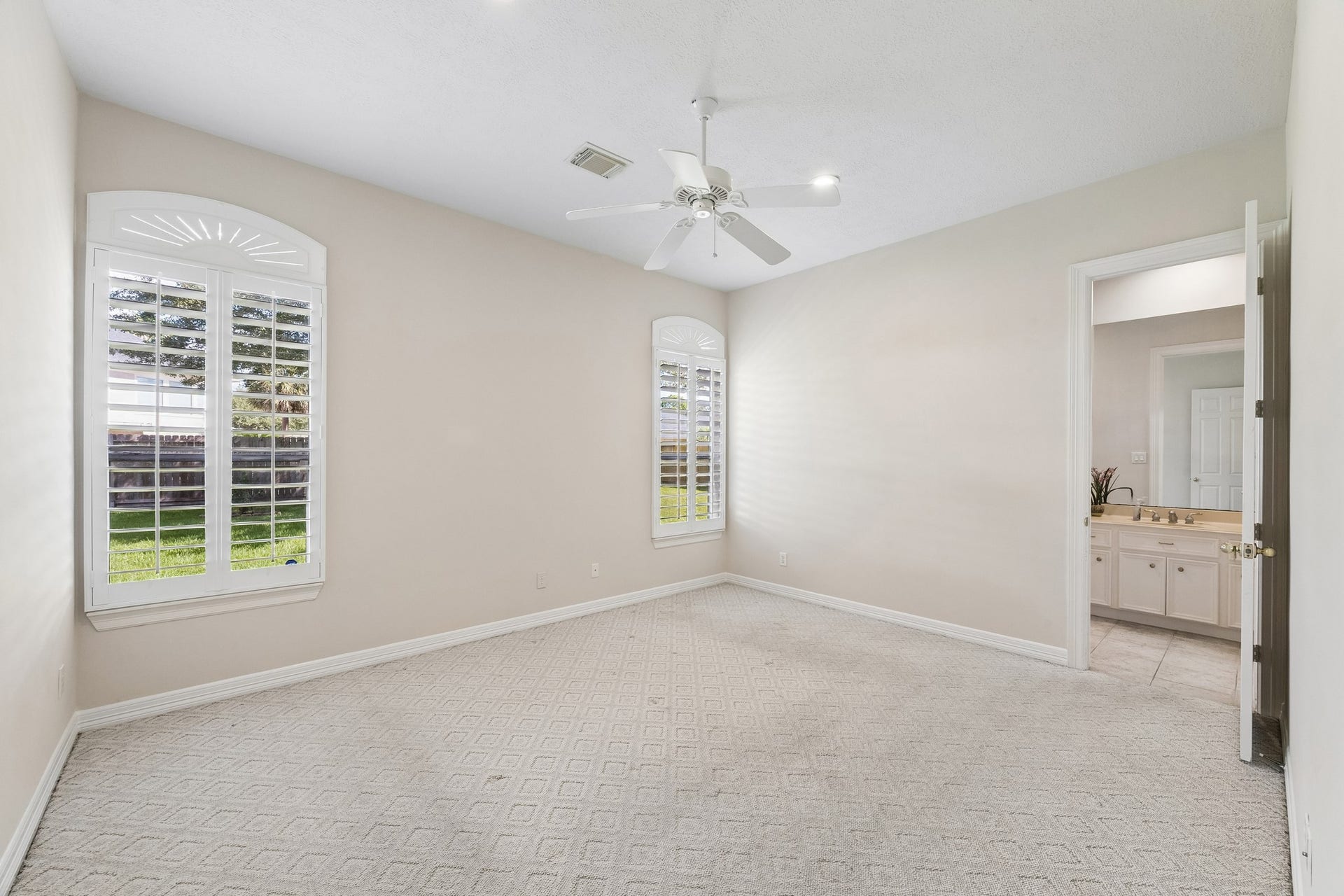 2731 Lakecrest Drive, Pearland, TX 77584 Second bedroom and bath downstairs, ideal for in-laws or teenagers!